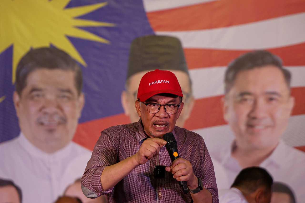 Presiden PKR Anwar Ibrahim dalam ceramah kempen di Ampang malam tadi. Gambar: Bernama