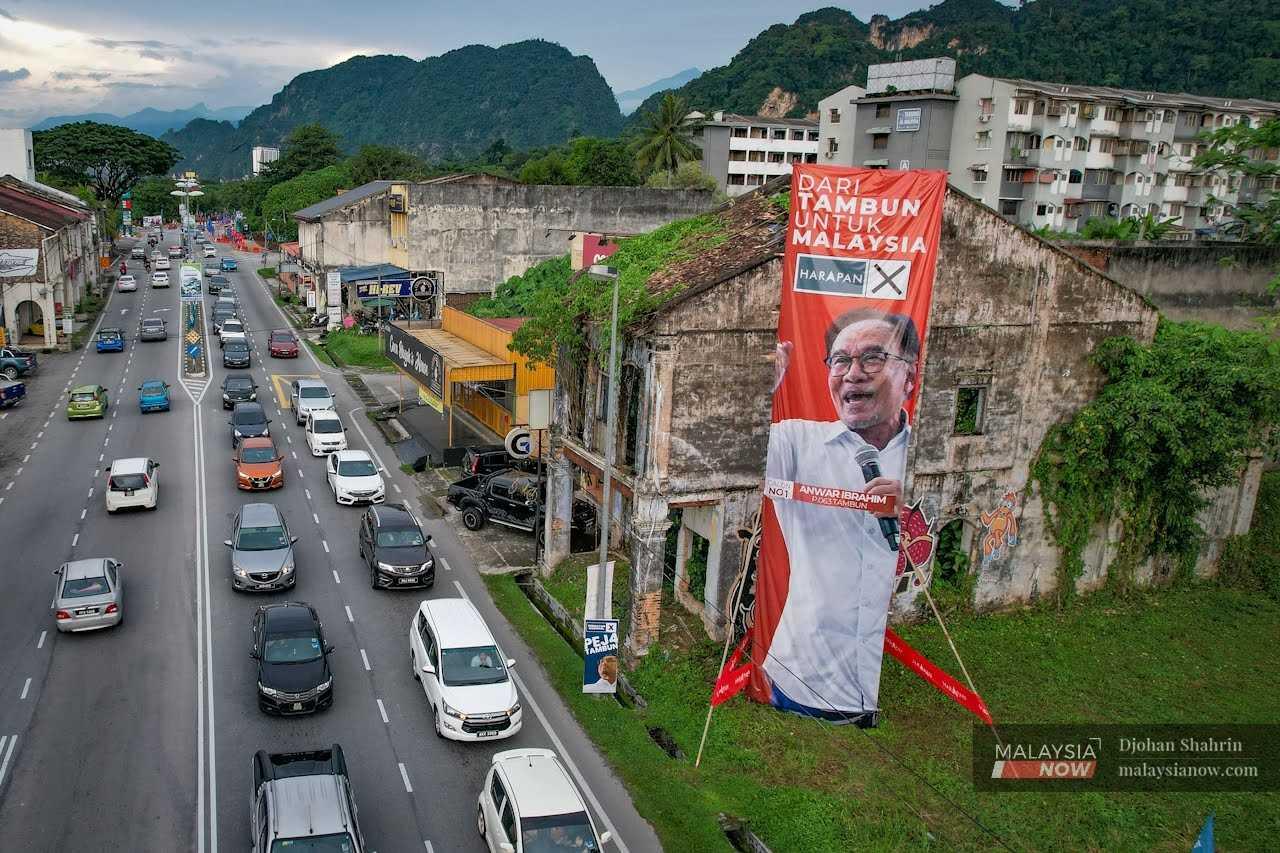 Poster gergasi memaparkan Anwar dinaikkan dalam kempen pilihan raya kali ini.