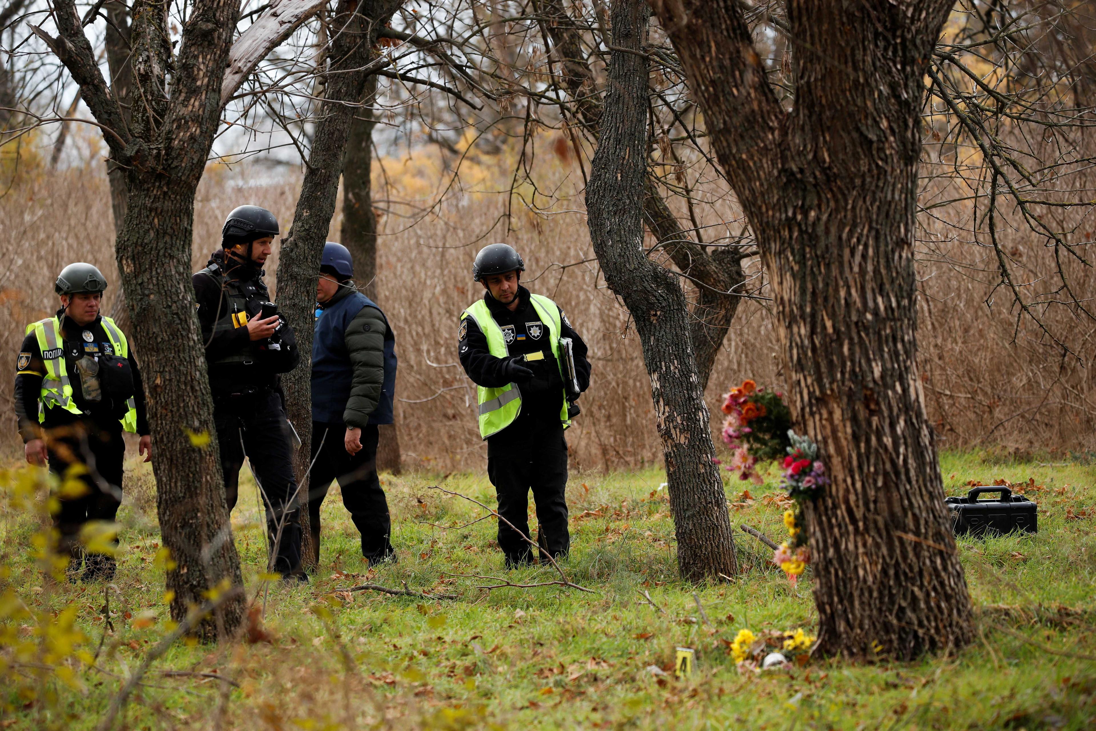 Ukrainian police forensic experts search for evidence at a park where fighting took place between Ukrainian territorial forces and Russian forces at the beginning of the war, in Kherson, Ukraine Nov 16. Photo: Reuters