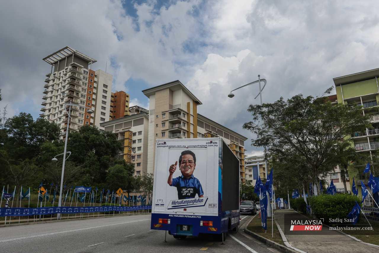 Sebuah lori dengan karikatur Tengku Adnan turut dilihat diparkir di sebuah kawasan perumahan di Putrajaya.