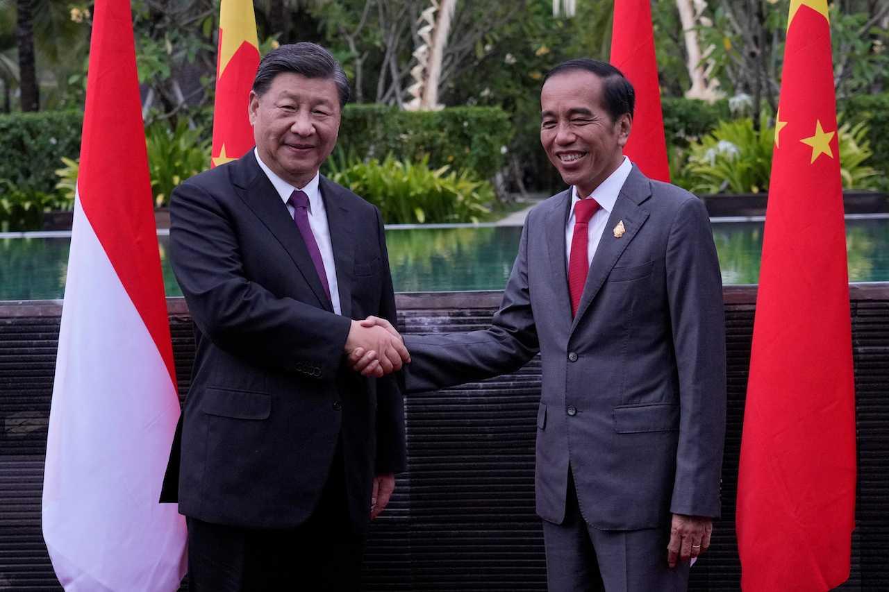 Indonesian President Joko Widodo (right) shakes hands with Chinese President Xi Jinping during a bilateral meeting on the sidelines of the G20 summit in Nusa Dua, Bali, Indonesia, Nov 16. Photo: Reuters