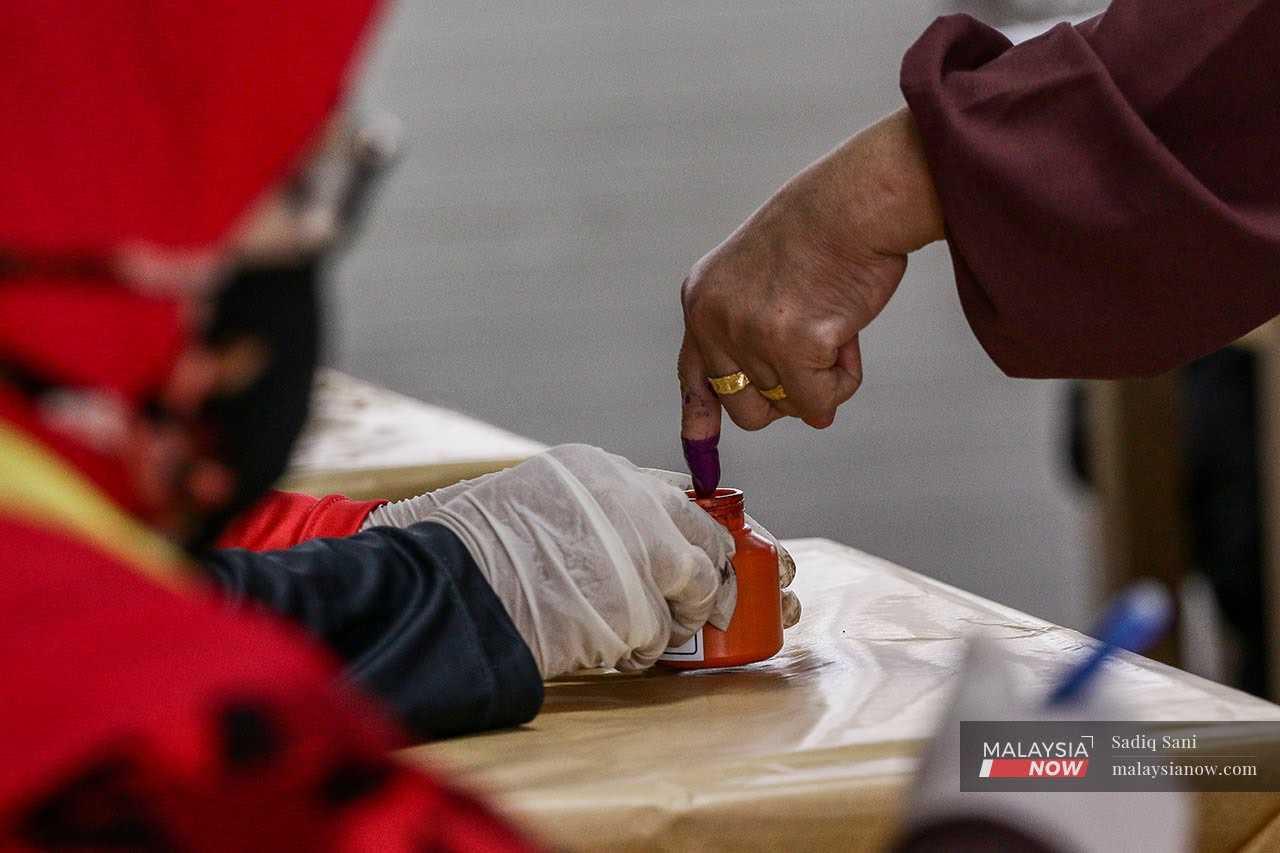 Mereka yang dikenal pasti positif Covid-19 akan diiringi ke bilik pengundian dan tidak perlu beratur dengan pengundi lain.