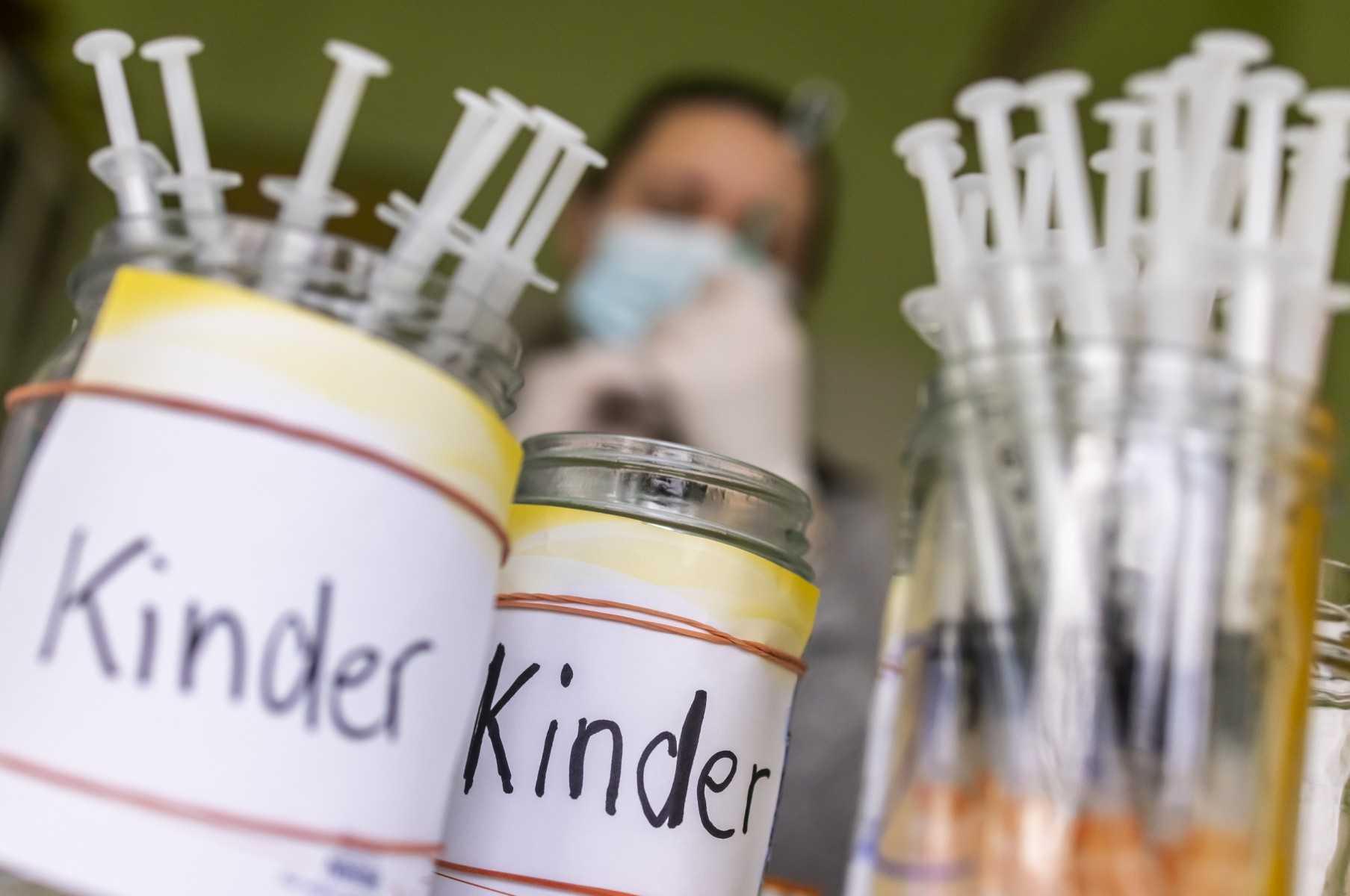Medical staff prepares syringes with Pfizer-BioNTech vaccine during a vaccination action against Covid-19 for children in Berlin, Germany, on Jan 8. Photo: AFP