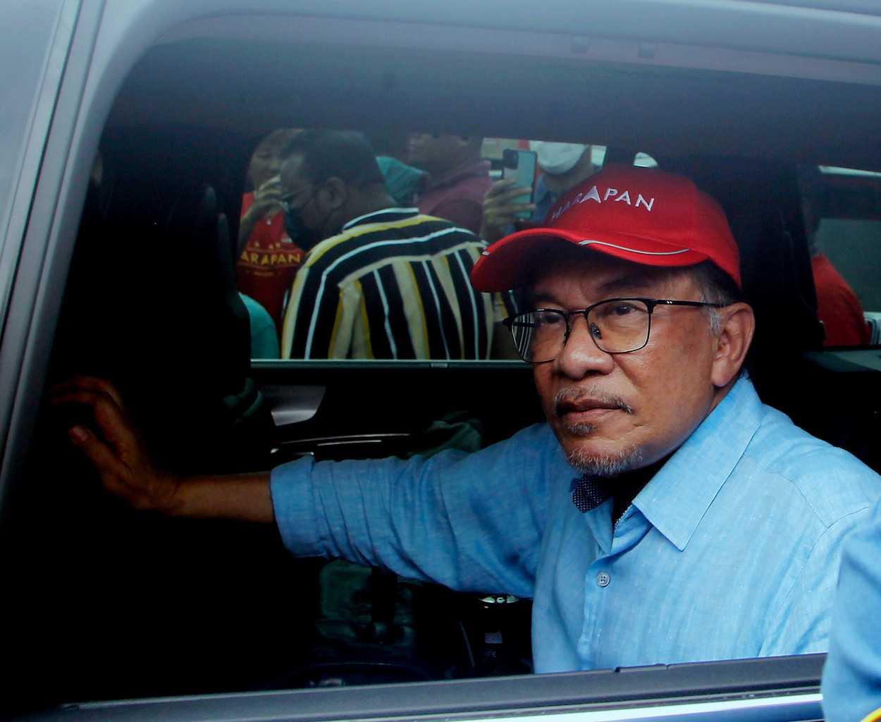 Presiden PKR Anwar Ibrahim ketika kempen di pilihan raya di Sungai Siput menjelang Pilihan Raya Umum ke-15 pada 19 November ini. Gambar: Bernama