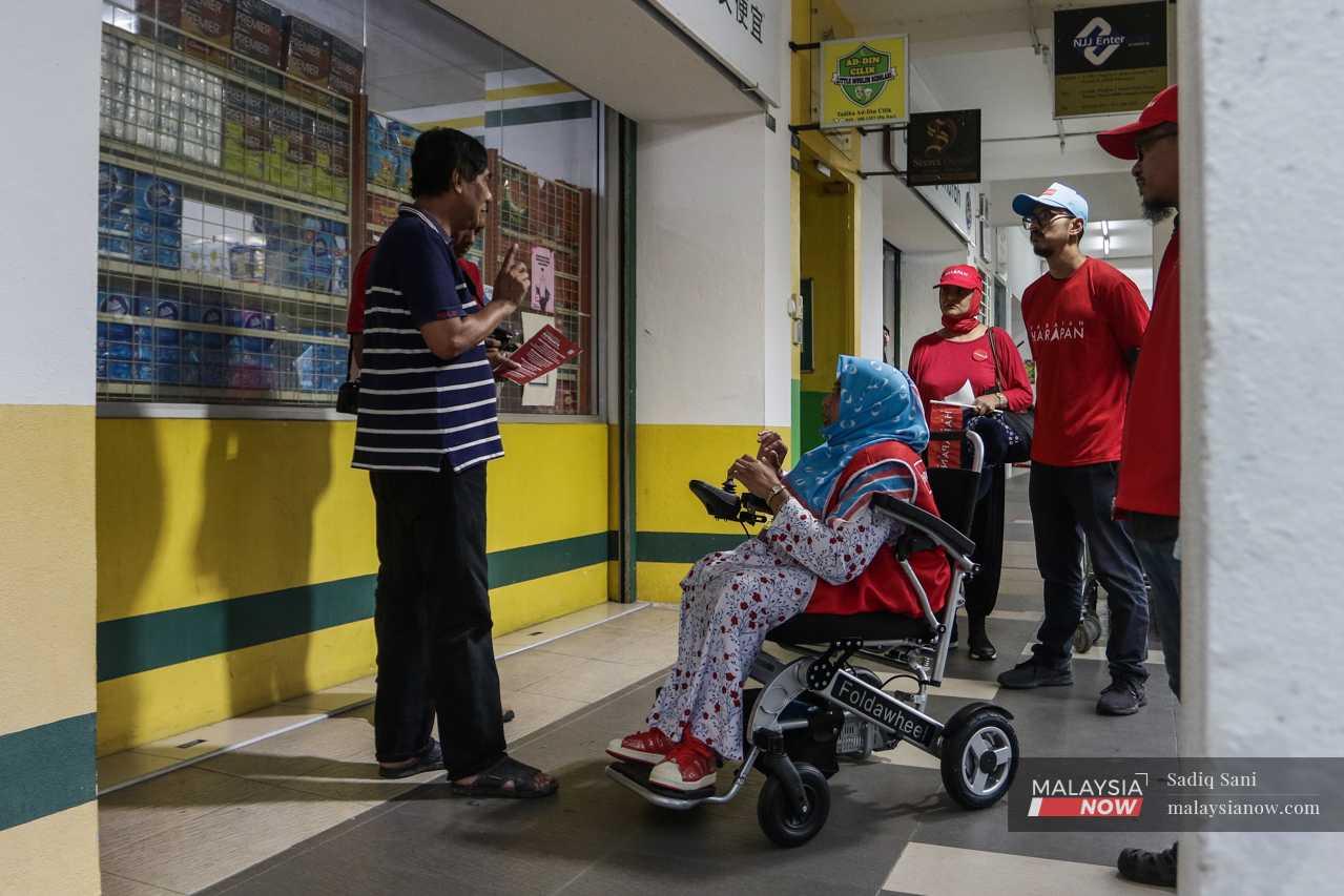 Walaupun menghidap spina bifida, Noraishah tetap bersemangat untuk berkempen dengan bertemu pengundi di sekitar Putrajaya.