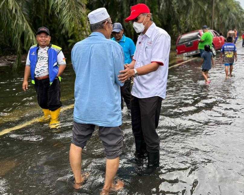 Dr Dzulkefly Ahmad visits Kampung Asahan in Kuala Lumpur after the village was hit by floods yesterday. Photo: Facebook 
