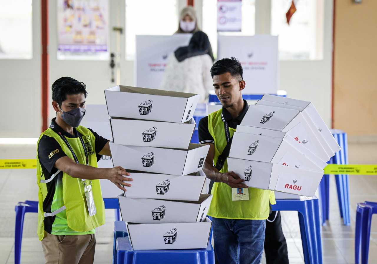Petugas Suruhanjaya Pilihan Raya menyelesaikan persediaan terakhir di pusat pengundian di Ipoh menjelang hari pengundian esok. Gambar: Bernama
