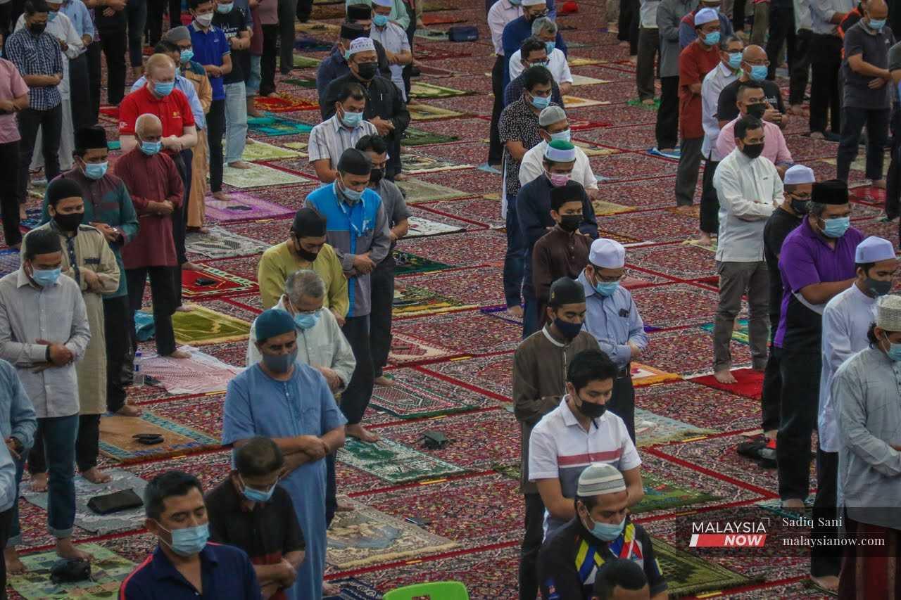 Muslims in Selangor have been told to choose candidates who will safeguard 'the sanctity and status of Islam, the rights of Muslims, and the rights of the multiracial population'.