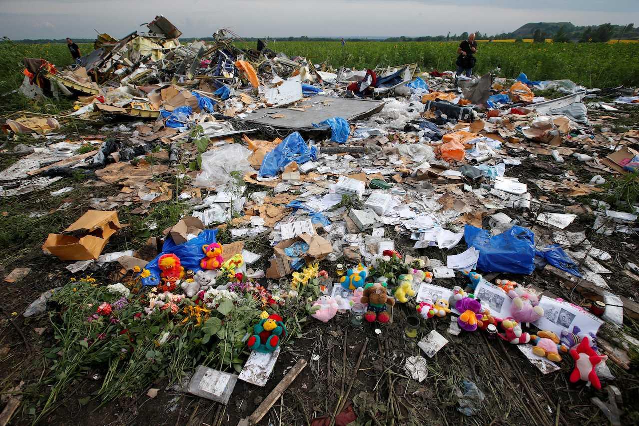Jambangan bunga diletakkan di lokasi pesawat MH17 yang terhempas di Rozspyne di Donetsk pada 19 Julai 2014. Gambar: Reuters