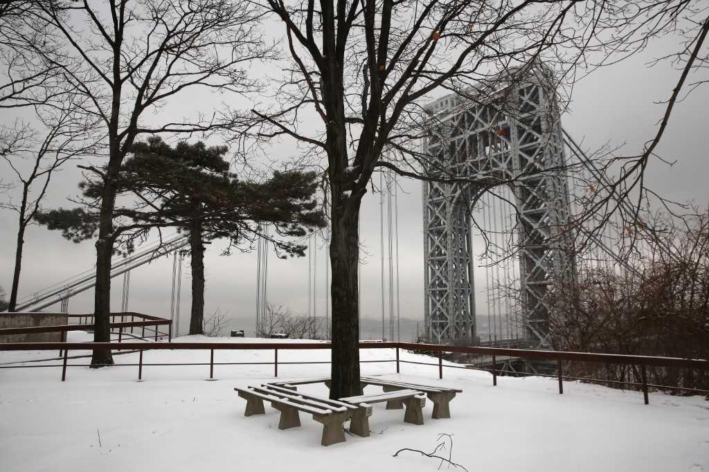 Snow covers the Palisades Interstate Park overlooking the George Washington Bridge between New York City, and Fort Lee, New Jersey on Dec 17, 2013. Photo: AFP