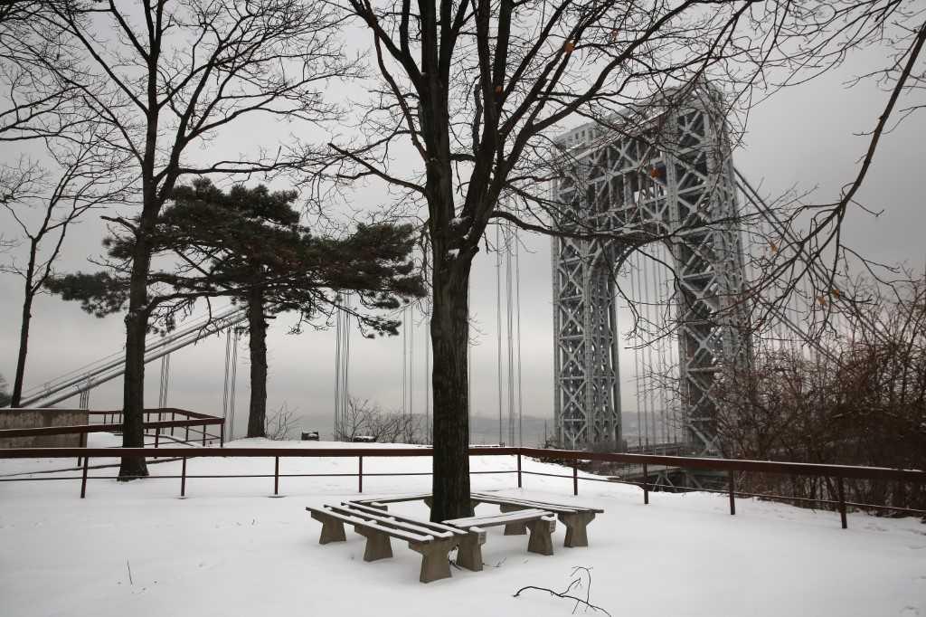 Snow covers the Palisades Interstate Park overlooking the George Washington Bridge between New York City, and Fort Lee, New Jersey on Dec 17, 2013. Photo: AFP 