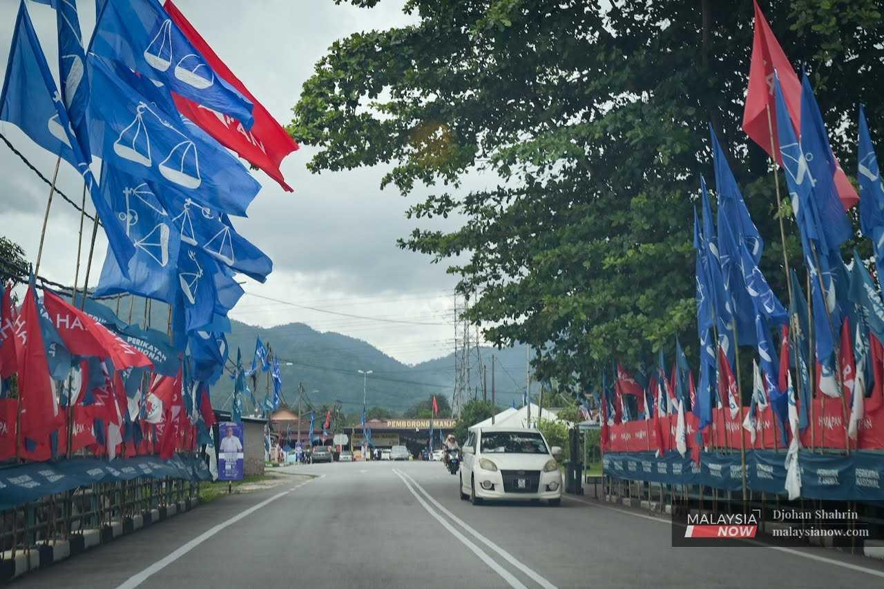 Deretan bendera pelbagai gabungan parti dipacak sepanjang jalan di Manjoi, Ipoh, Perak.
