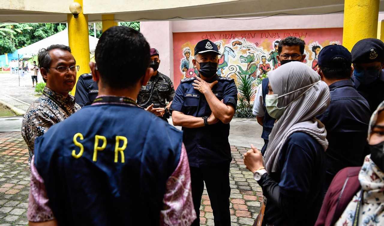Ketua Polis Negara Acryl Sani Abdullah Sani melawat pusat pengundian di SK Desa Amanpuri, Kuala Lumpur hari ini. Gambar: Bernama