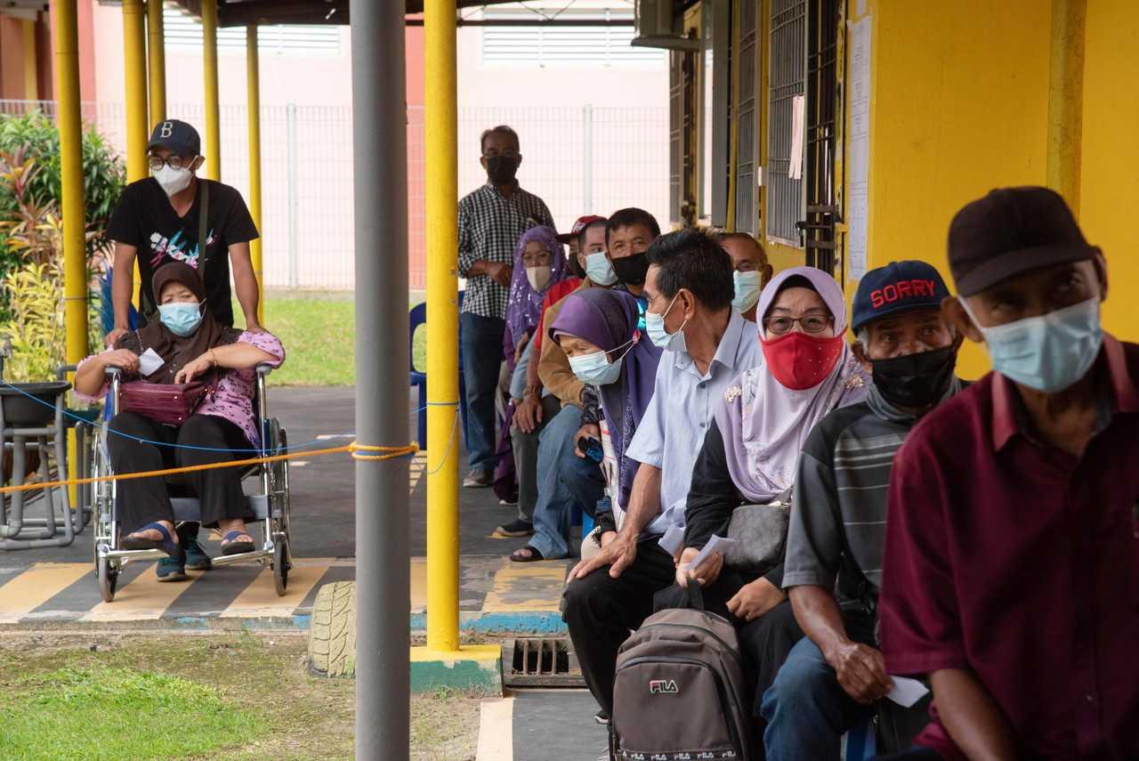 Pengundi warga emas dan orang kurang upaya beratur di saluran satu bagi menunaikan tanggungjawab mengundi pada Pilihan Raya Umum ke-15 di pusat pengundian Sekolah Kebangsaan Sungai Lada, Labuan hari ini. Gambar: Bernama