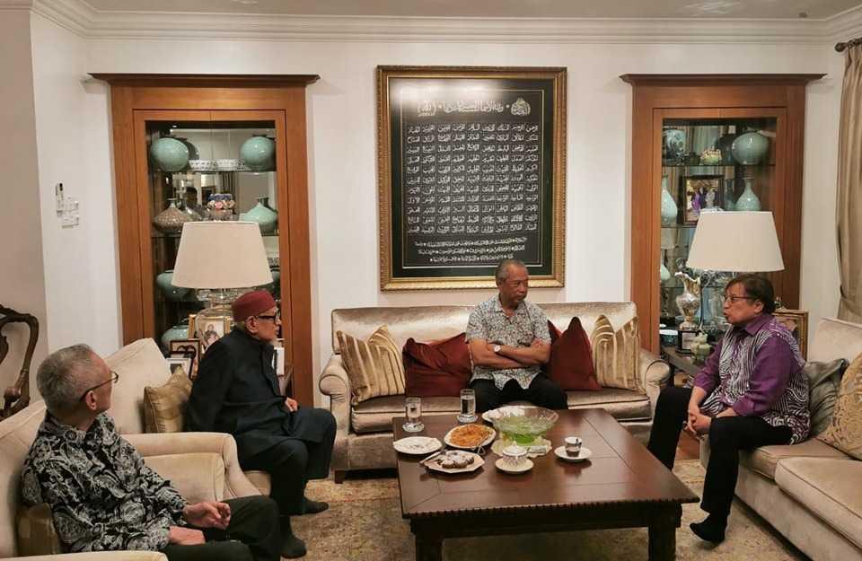 Muhyiddin Yassin and PAS president Abdul Hadi Awang (left) in discussion with Sarawak Premier Abang Johari Openg (right) today. Photo: Facebook