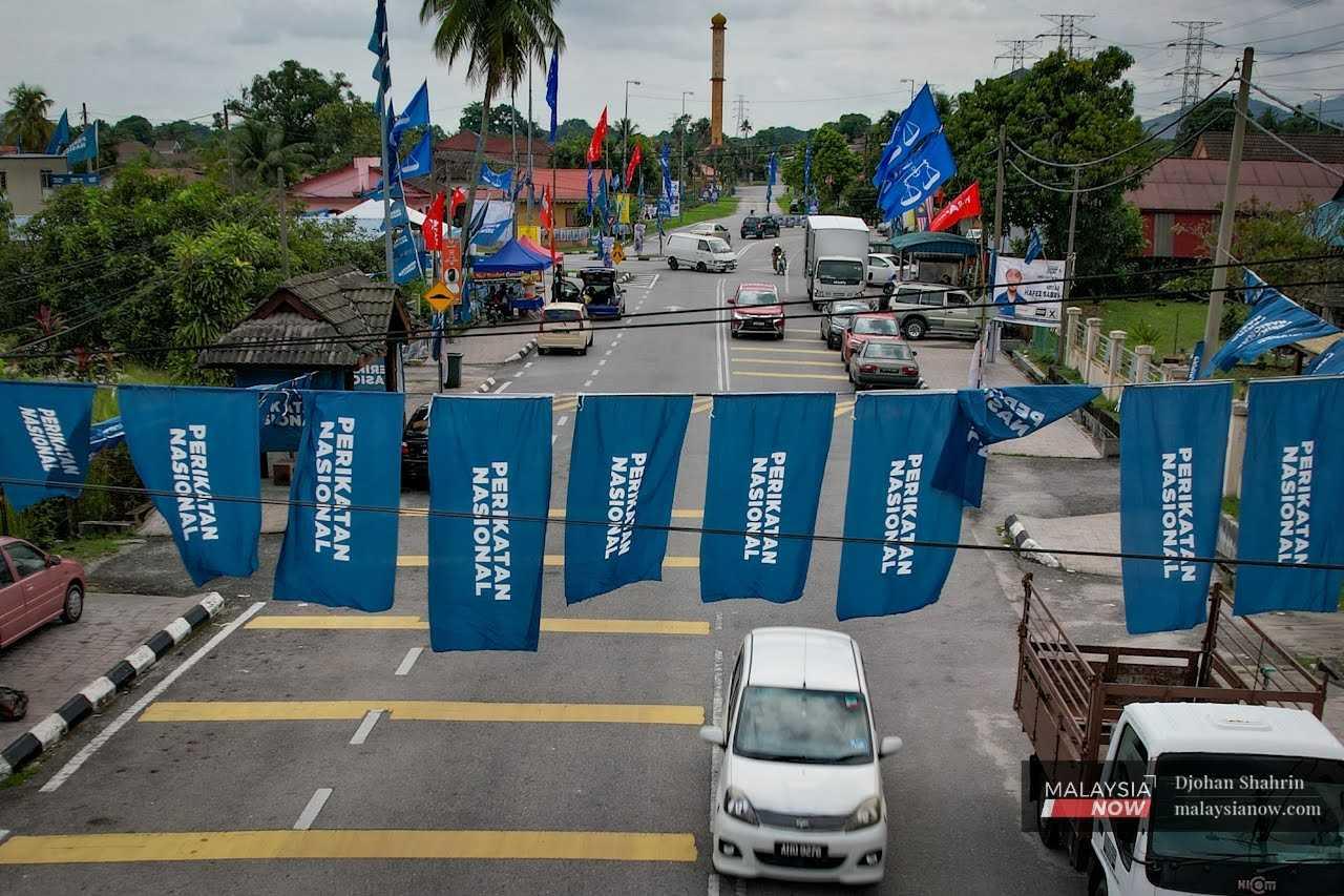 Bendera Perikatan Nasional digantung di sepanjang jalan di Kampung Manjoi, Tambun, Perak.