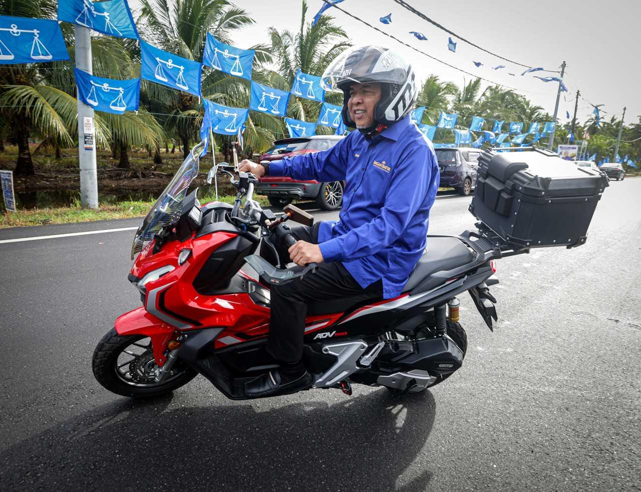 Pengerusi Barisan Nasional Ahmad Zahid Hamidi dilihat melawat sekitar kawasan pusat pengundian di Bagan Datuk semalam. Gambar: Bernama
