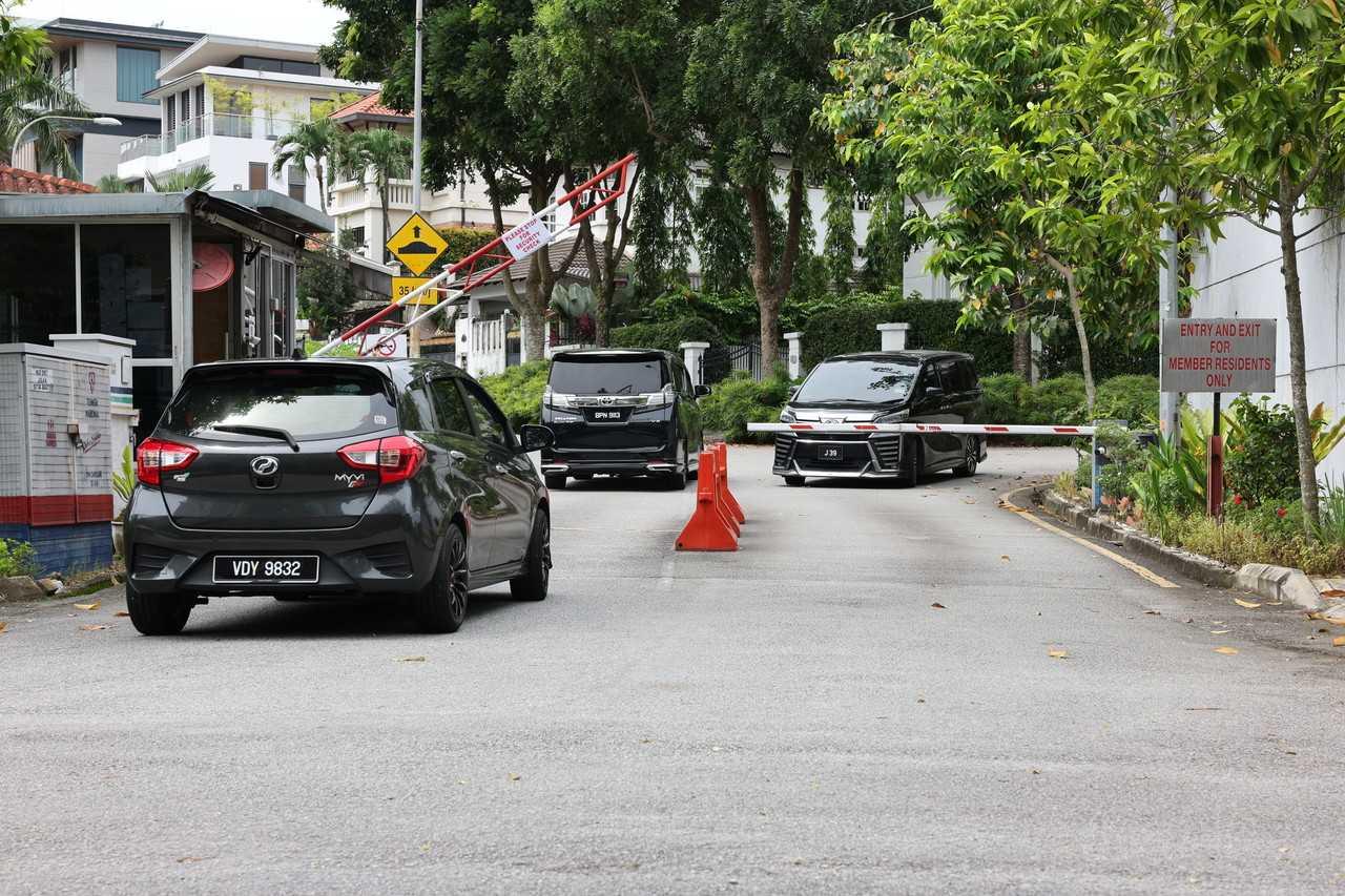 Beberapa kenderaan bercermin gelap kelihatan keluar dan masuk ke kawasan perumahan Pengerusi Perikatan Nasional Muhyiddin Yassin di Bukit Damansara hari ini. Gambar: Bernama