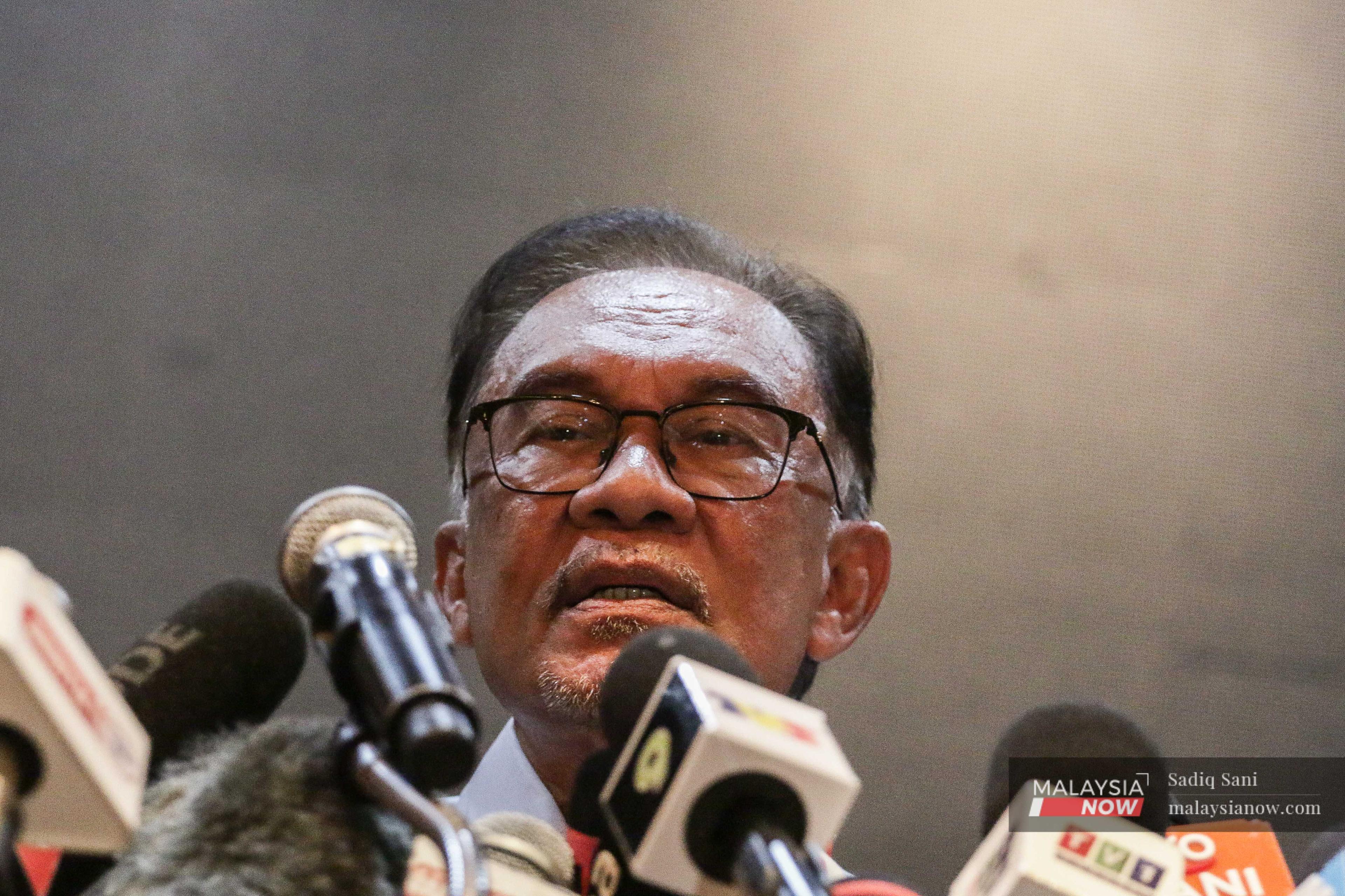 Pengerusi Pakatan Harapan Anwar Ibrahim bercakap pada sidang media di Kuala Lumpur hari ini.