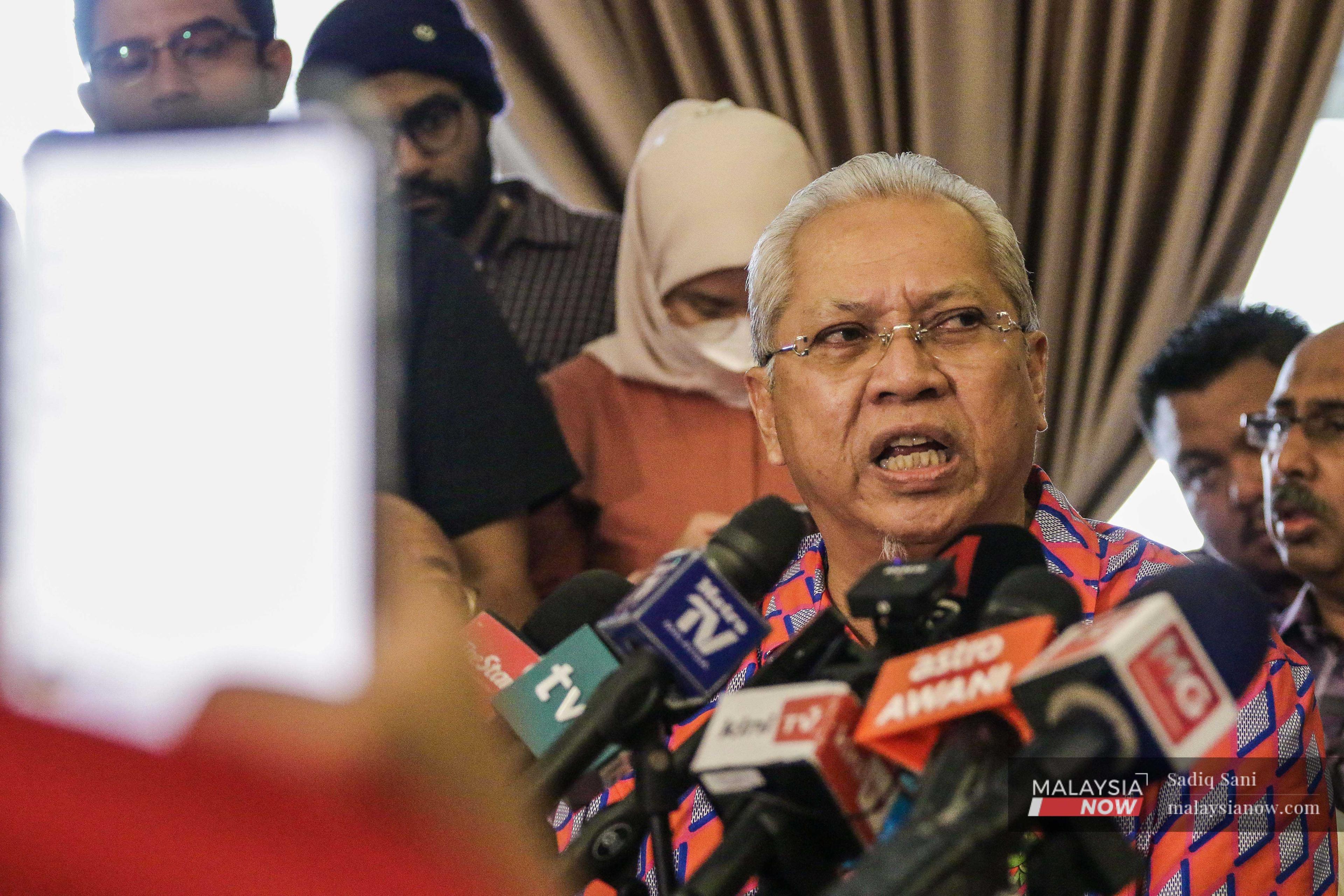 Ketua Umno Ketereh Annuar Musa bercakap pada sidang media di Kuala Lumpur hari ini.