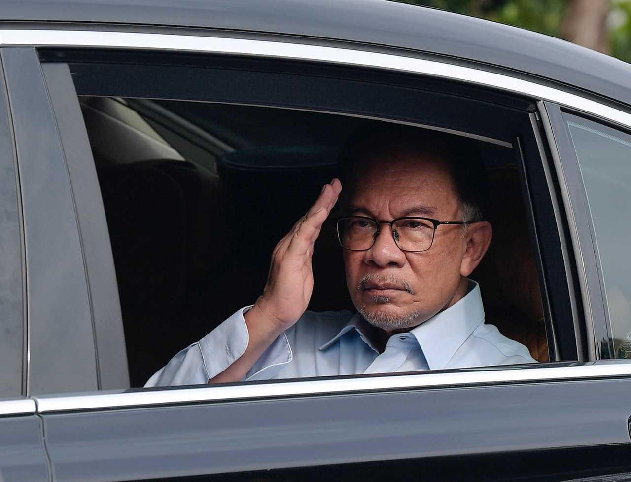 Pakatan Harapan chairman Anwar Ibrahim leaves his house in Kajang today. Photo: Bernama