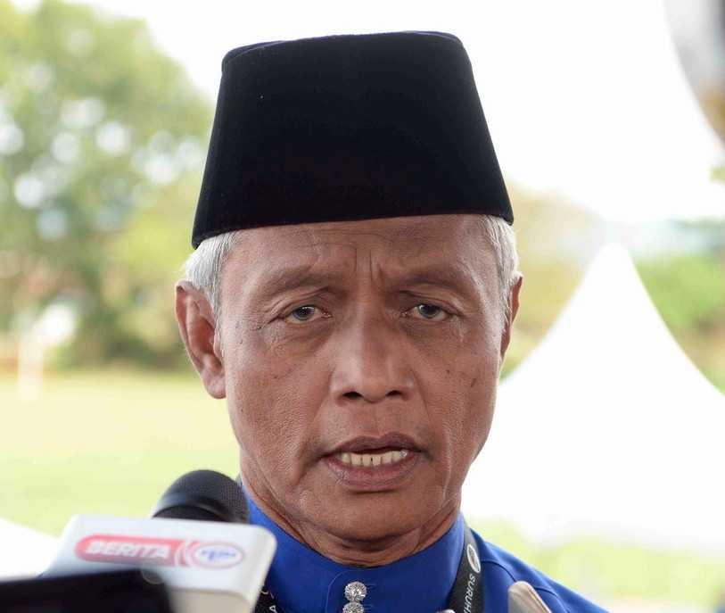 Othman Aziz speaks after nomination day for the election in Jerlun, Nov 5. Photo: Bernama