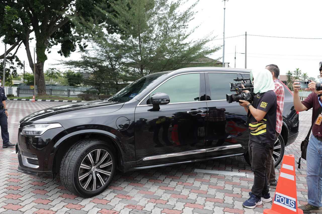 The vehicle carrying Perak Barisan Nasional chairman Saarani Mohamad seen entering the compound of Istana Kinta in Ipoh today. Photo: Bernama