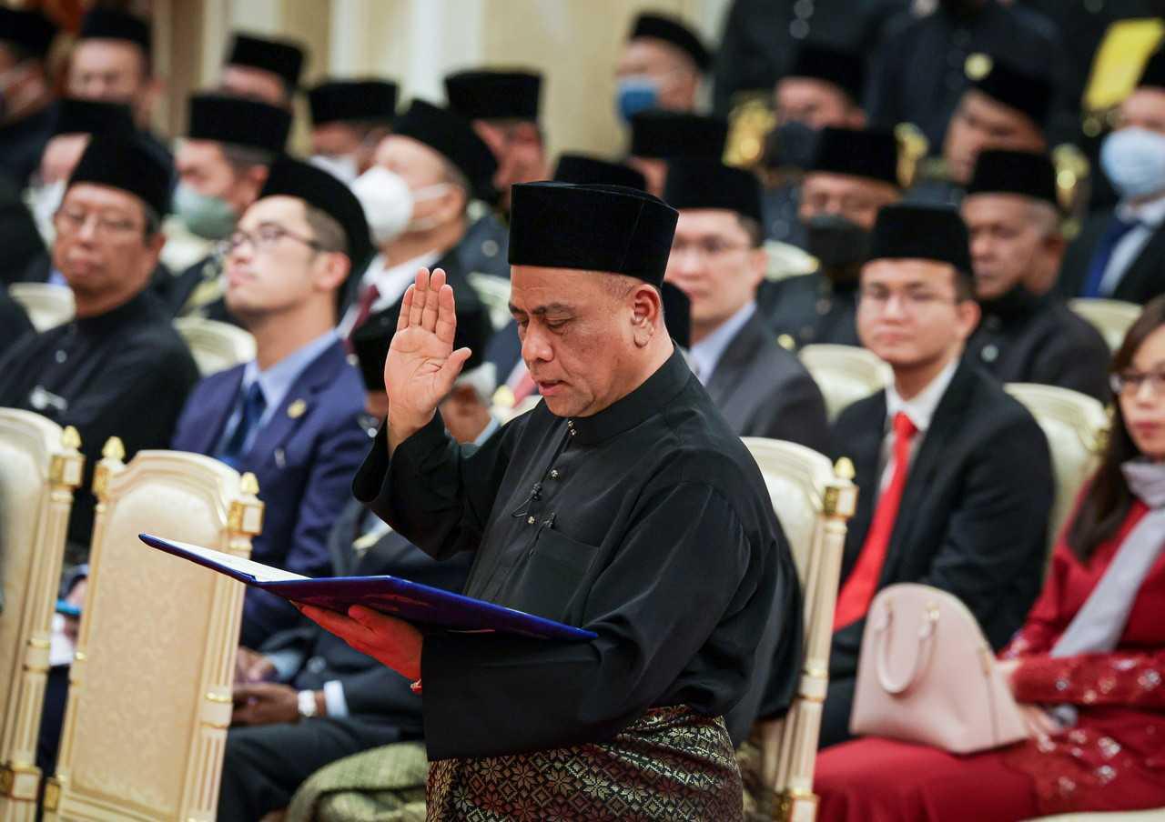 Kota Tampan assemblyman Saarani Mohamad takes his oath of office before Perak ruler Sultan Nazrin Shah at Istana Iskandariah Kuala Kangsar yesterday. Photo: Bernama