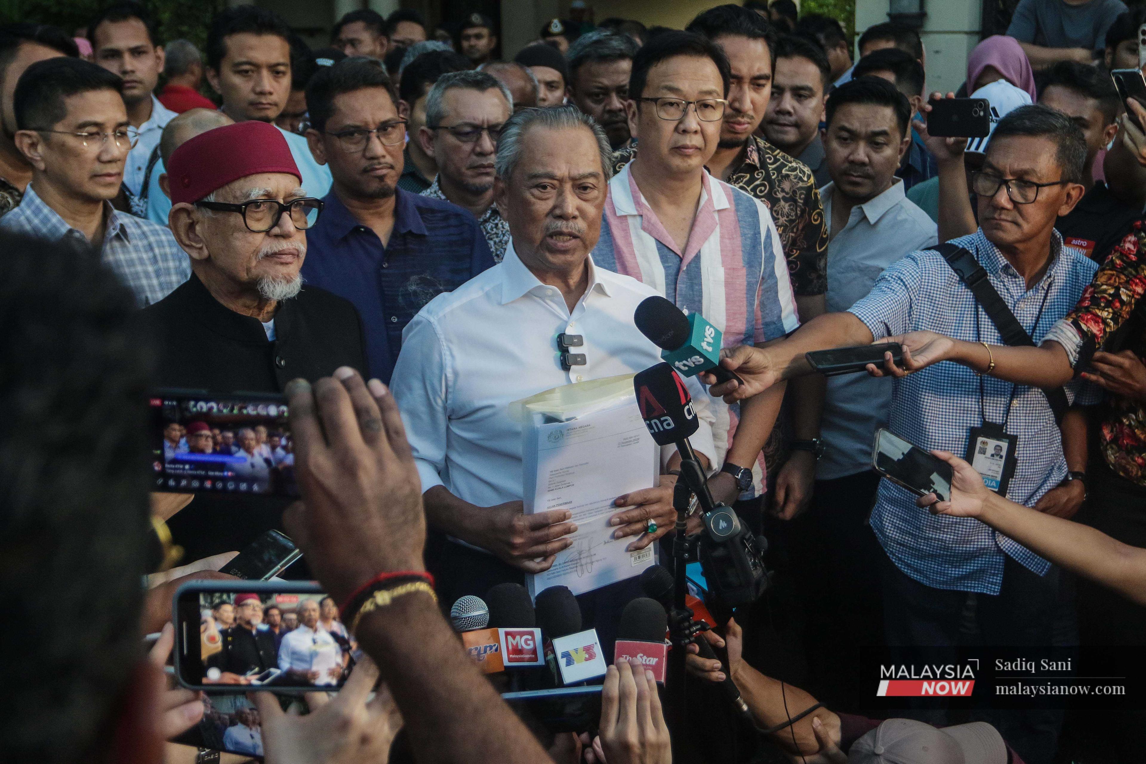 Pengerusi Perikatan Nasional Muhyiddin Yassin bercakap pada sidang media selepas sesi mengadap Yang di-Pertuan Agong di Kuala Lumpur hari ini.