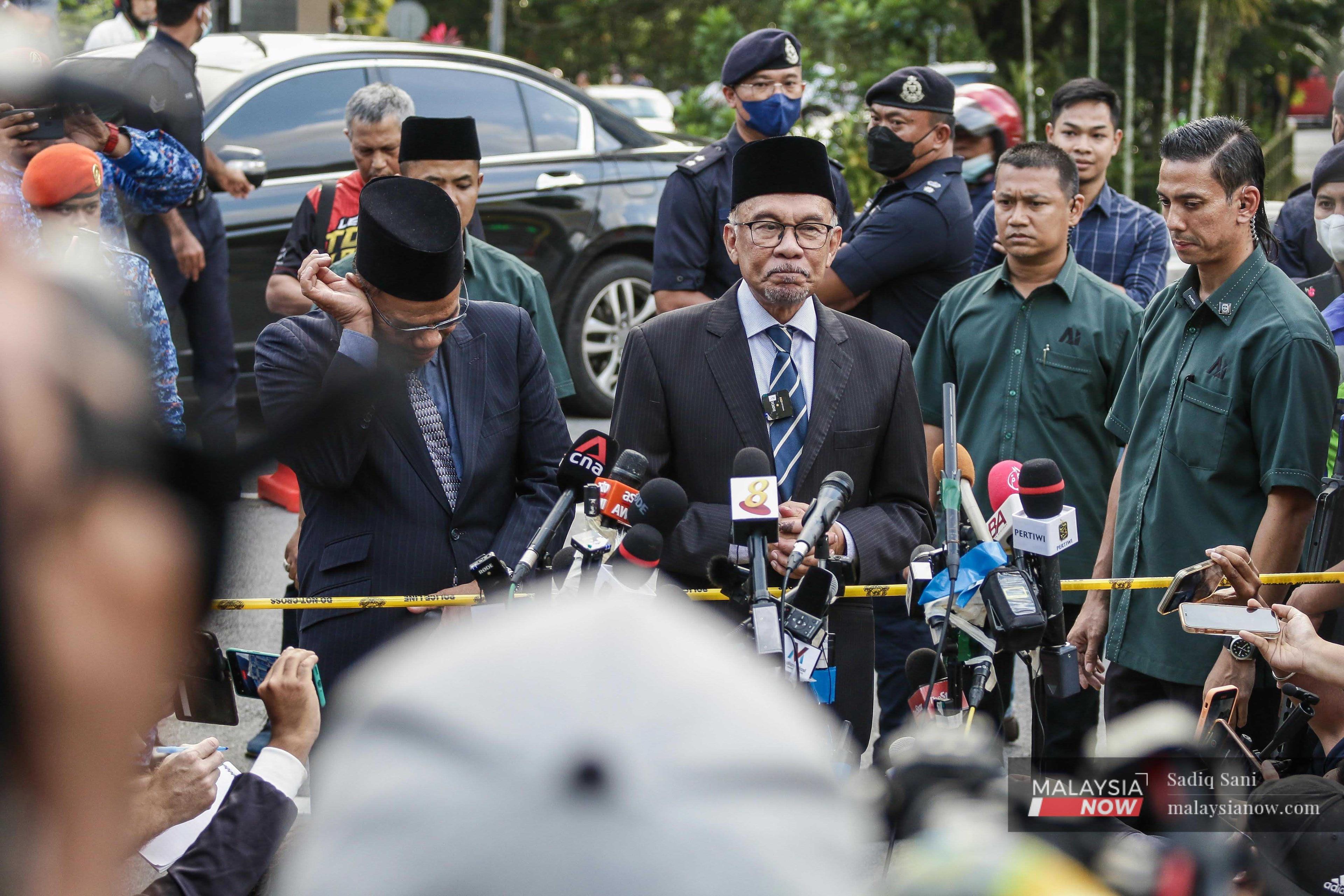 Pengerusi Pakatan harapan Anwar Ibrahim bercakap kepada pemberita di pintu pagar Istana Negara, Kuala Lumpur hari ini.