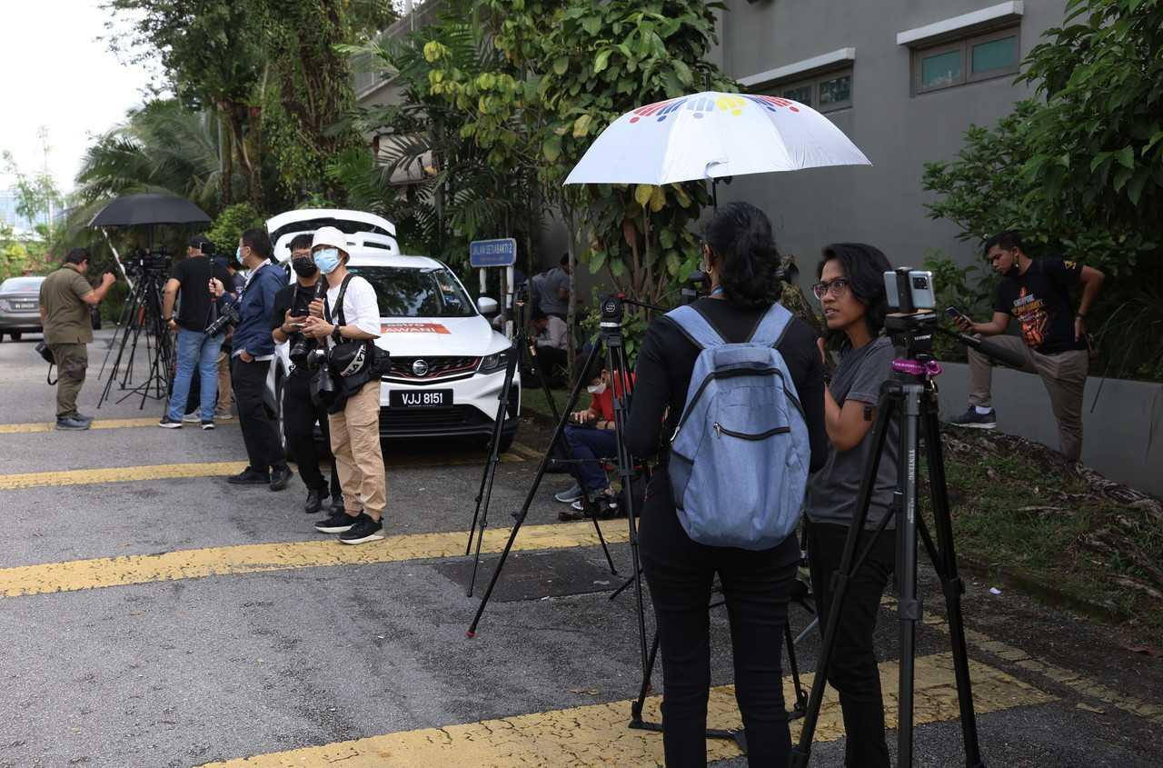 Media berkumpul di luar kediaman Muhyiddin Yassin di Bukit Damansara, Kuala Lumpur hari ini. Gambar: Bernama