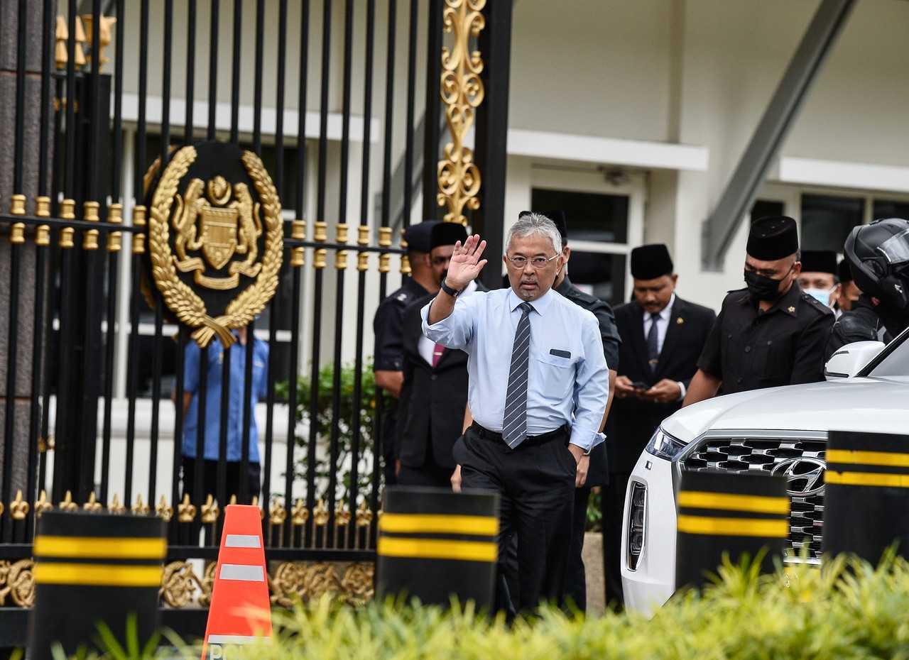 Yang di-Pertuan Agong Sultan Abdullah Sultan Ahmad Shah greets reporters outside the palace in Kuala Lumpur on Nov 21. Photo: Bernama
