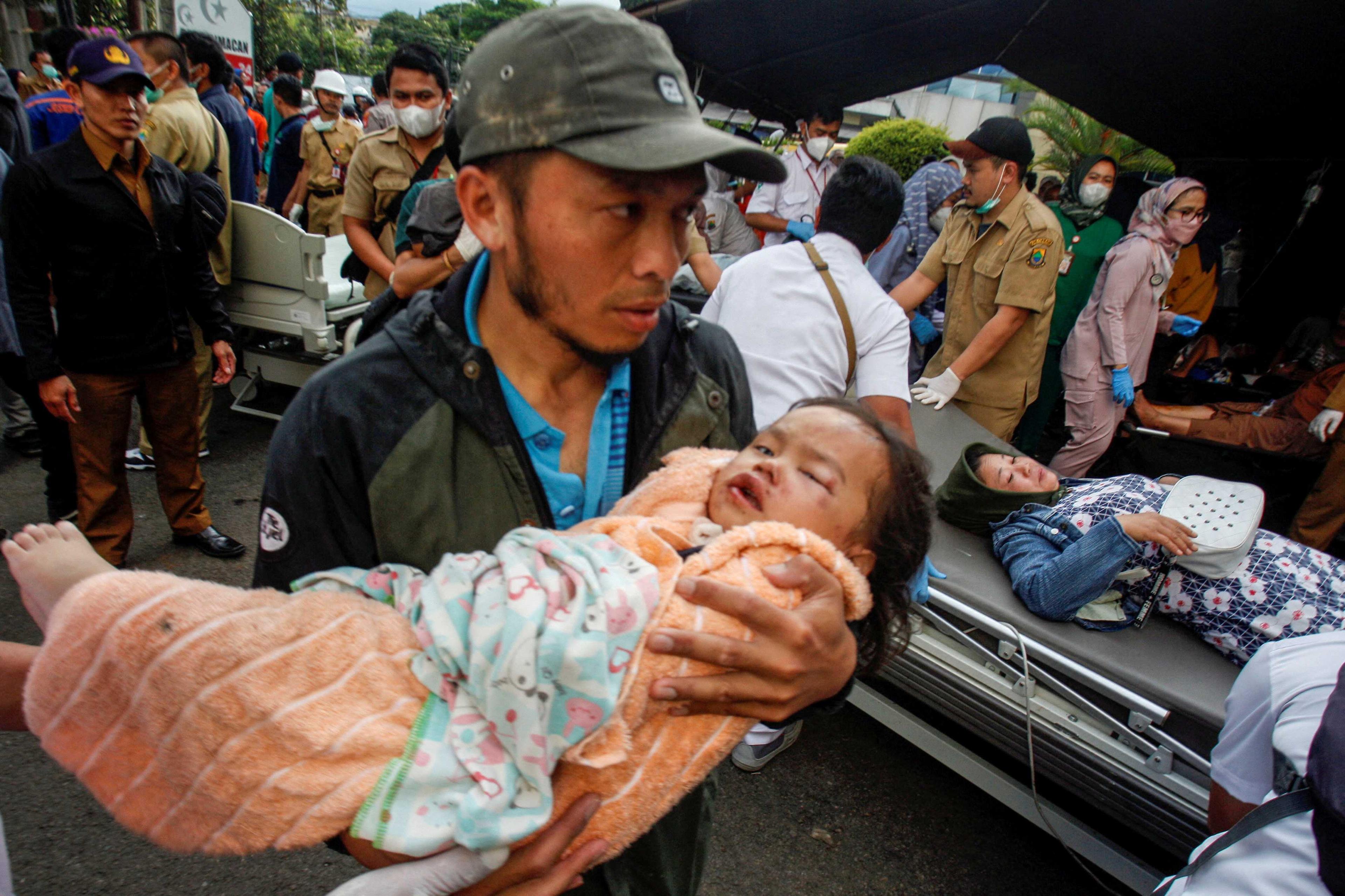 A man carries an injured child to receive treatment at a hospital, after an earthquake hit in Cianjur, West Java province, Indonesia, Nov 21, in this photo taken by Antara Foto. Photo: Reuters