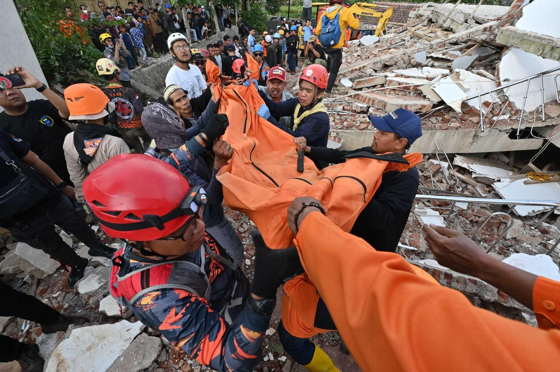 Anggota penyelamat mengeluarkan mayat seorang mangsa gempa dari runtuhan bangunan di Cianjur, Jawa Barat, Indonesia. Gambar: AFP