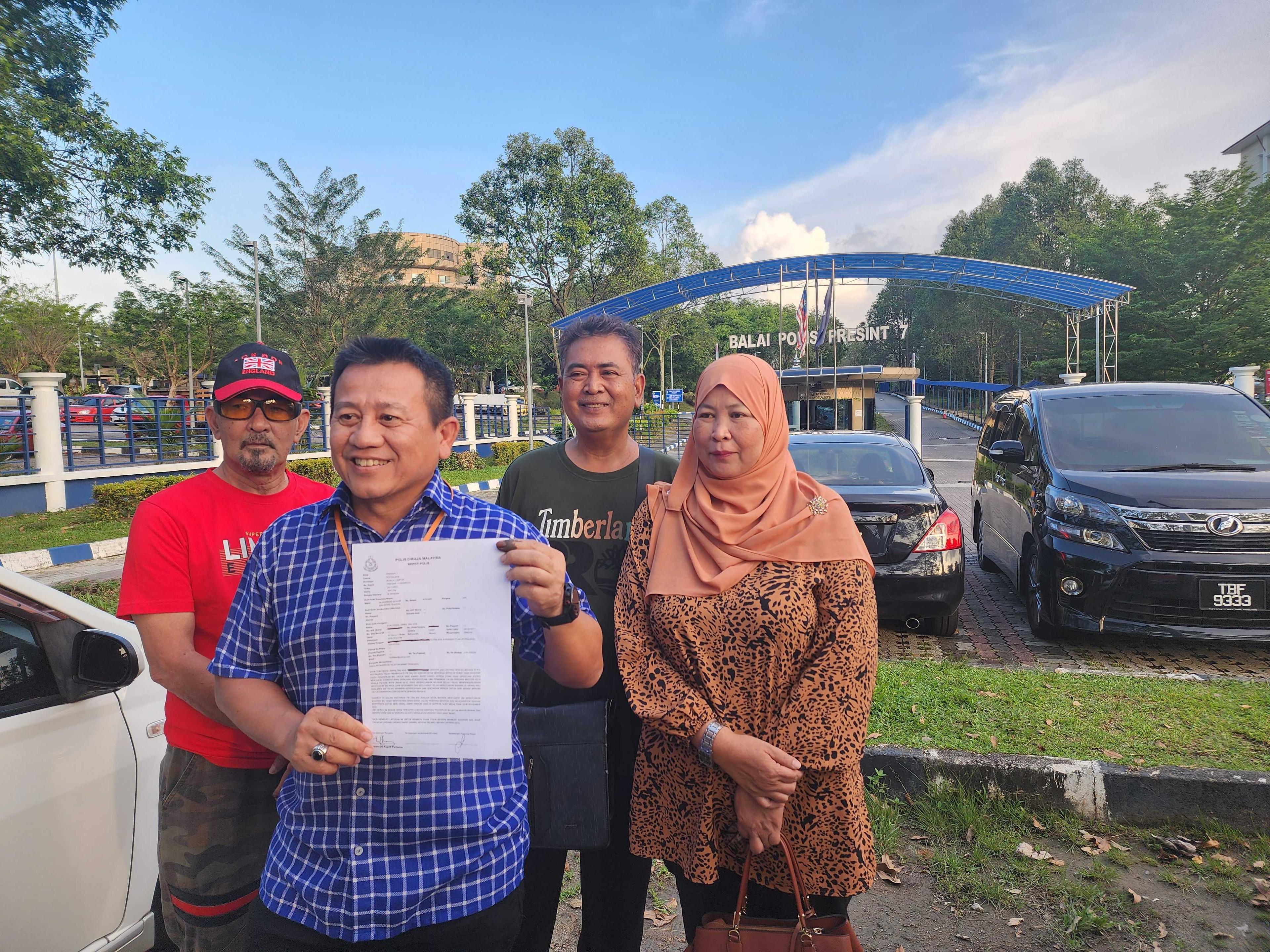 Bekas timbalan ketua Umno Bahagian Putrajaya Tun Faisal Ismail menunjukkan laporan polis terhadap Pengerusi Barisan Nasional Ahmad Zahid Hamidi di Putrajaya hari ini.