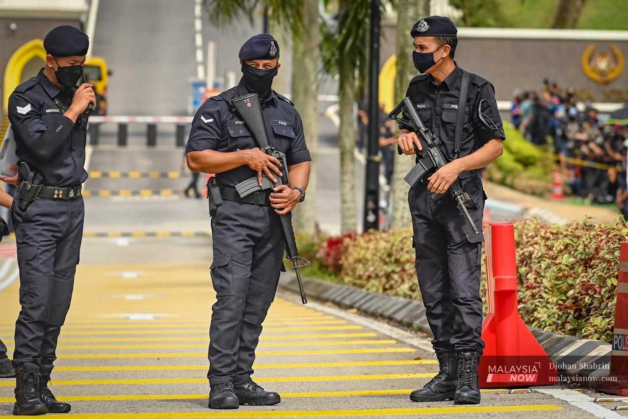 Police personnel stand guard outside Istana Negara in Kuala Lumpur on Nov 23, as the political drama continues in the wake of Saturday's inconclusive election which resulted in a hung parliament. 