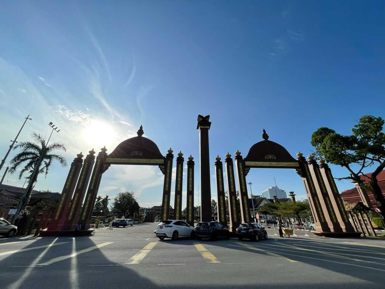 Beberapa kereta yang diparkir di pintu gerbang Kota Bharu, Kelantan.
