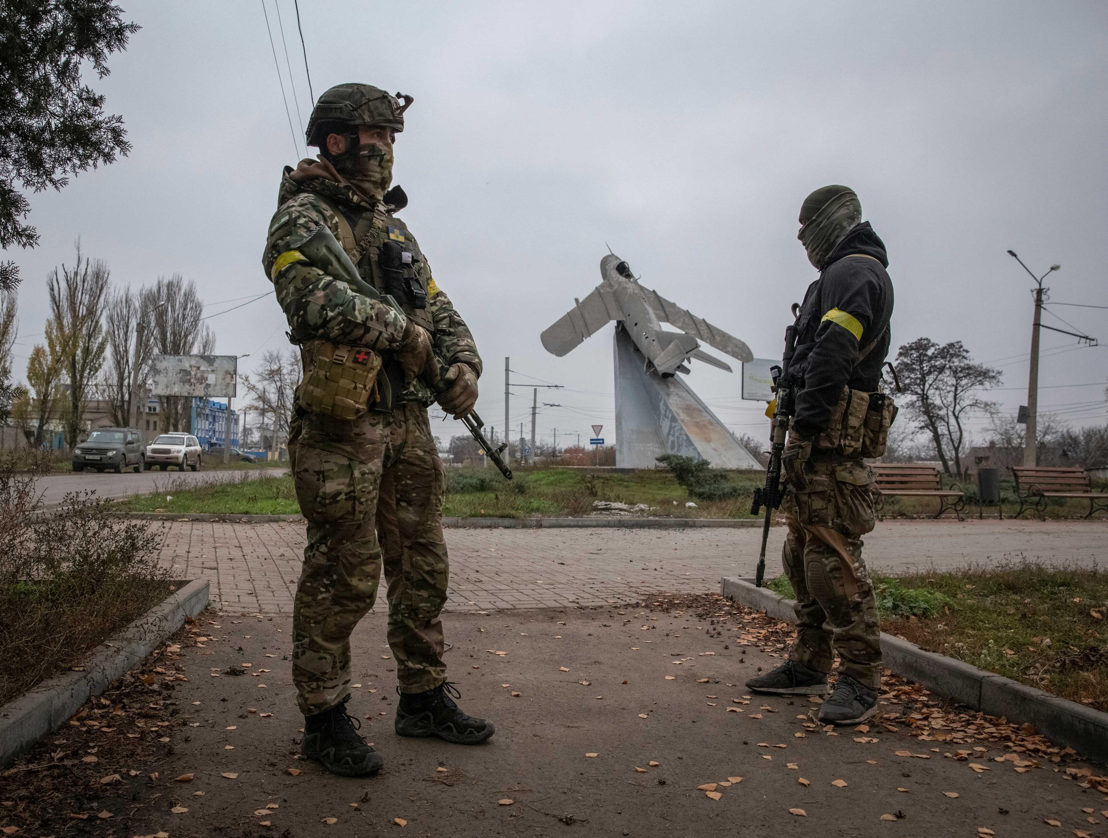 Members of the pro-Ukrainian Chechen battalion check an area, amid Russia's attack on Ukraine, in the town of Bakhmut, Ukraine, Nov 11. Photo: Reuters