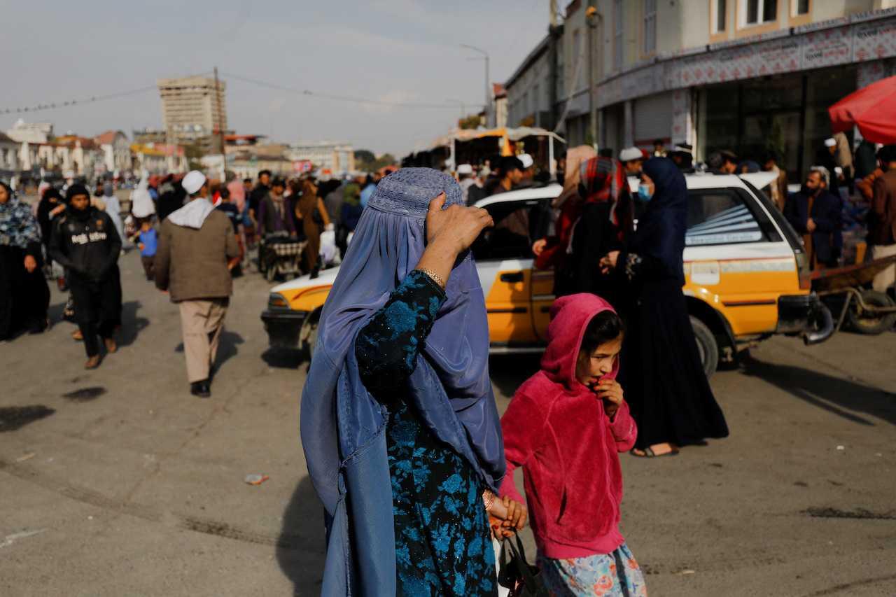 An Afghan woman and a girl walk in a street in Kabul, Afghanistan, Nov 9. Photo: Reuters