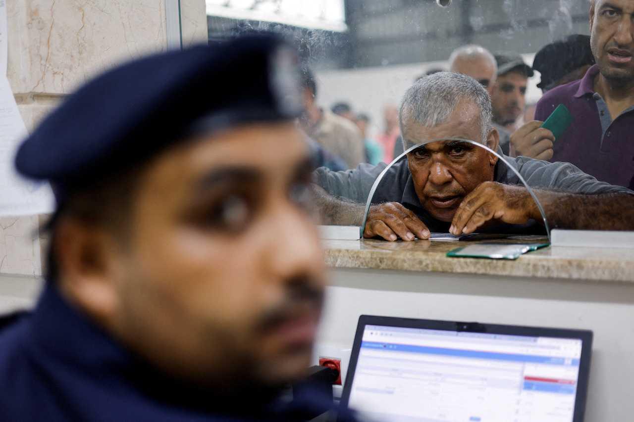 Palestinian workers wait to cross the Erez crossing to Israel in the northern Gaza Strip, Sept 4. Photo: Reuters