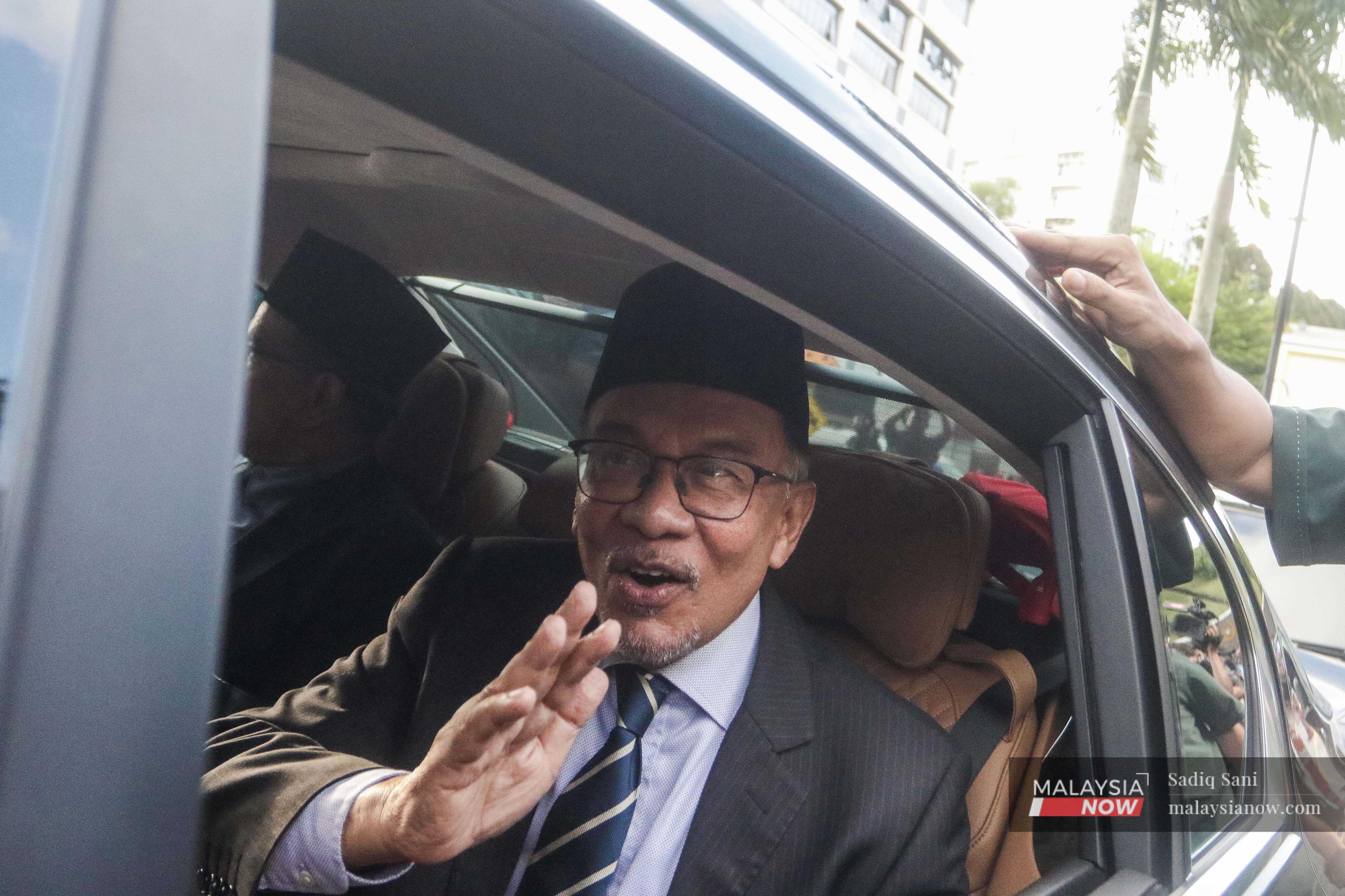Pakatan Harapan chairman Anwar Ibrahim leaves after an audience with the Yang di-Pertuan Agong at Istana Negara in Kuala Lumpur on Nov 23.