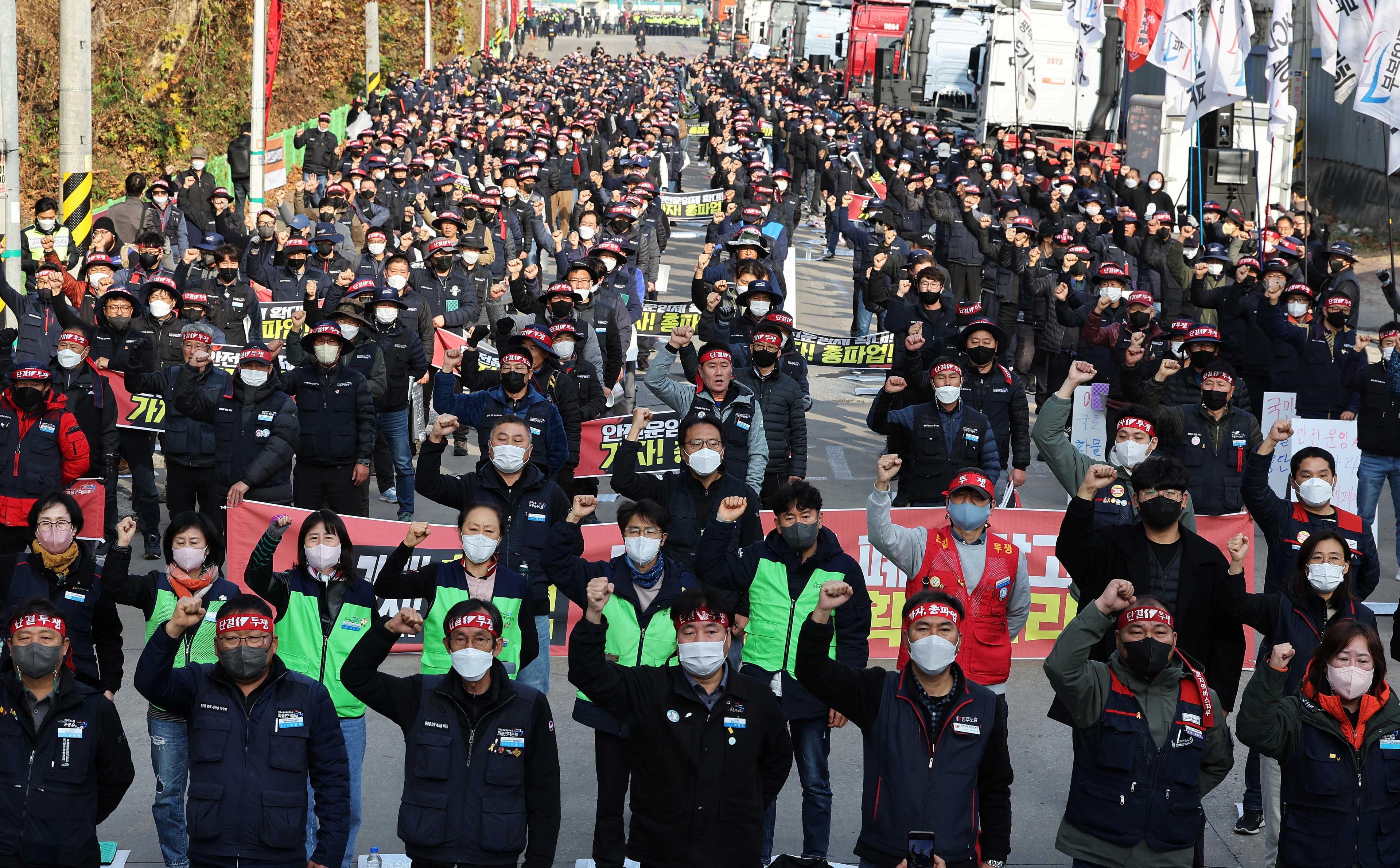 Unionised truckers shout slogans during their rally as they kick off their strike in front of transport hub Uiwang, south of Seoul, South Korea Nov 24. Photo: Reuters