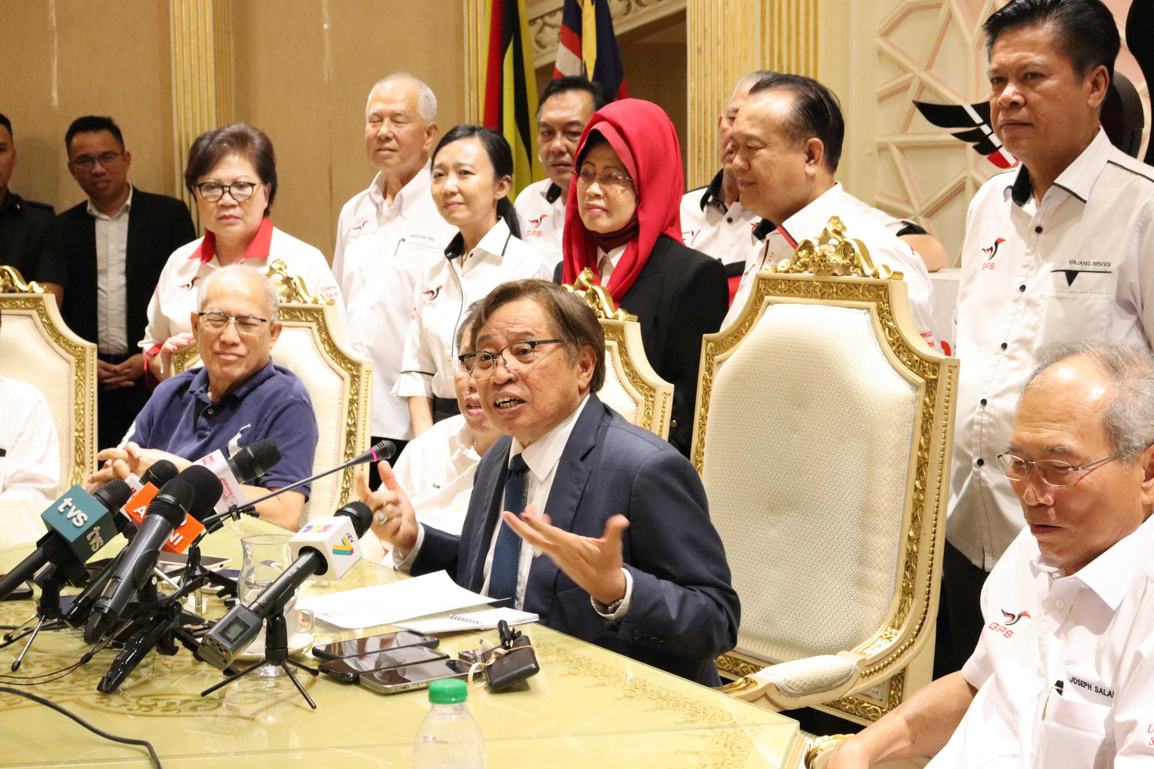 Premier Sarawak Abang Johari Openg yang juga pengerusi Gabungan Parti Sarawak bercakap kepada pemberita pada sidang media di Kuching hari ini.