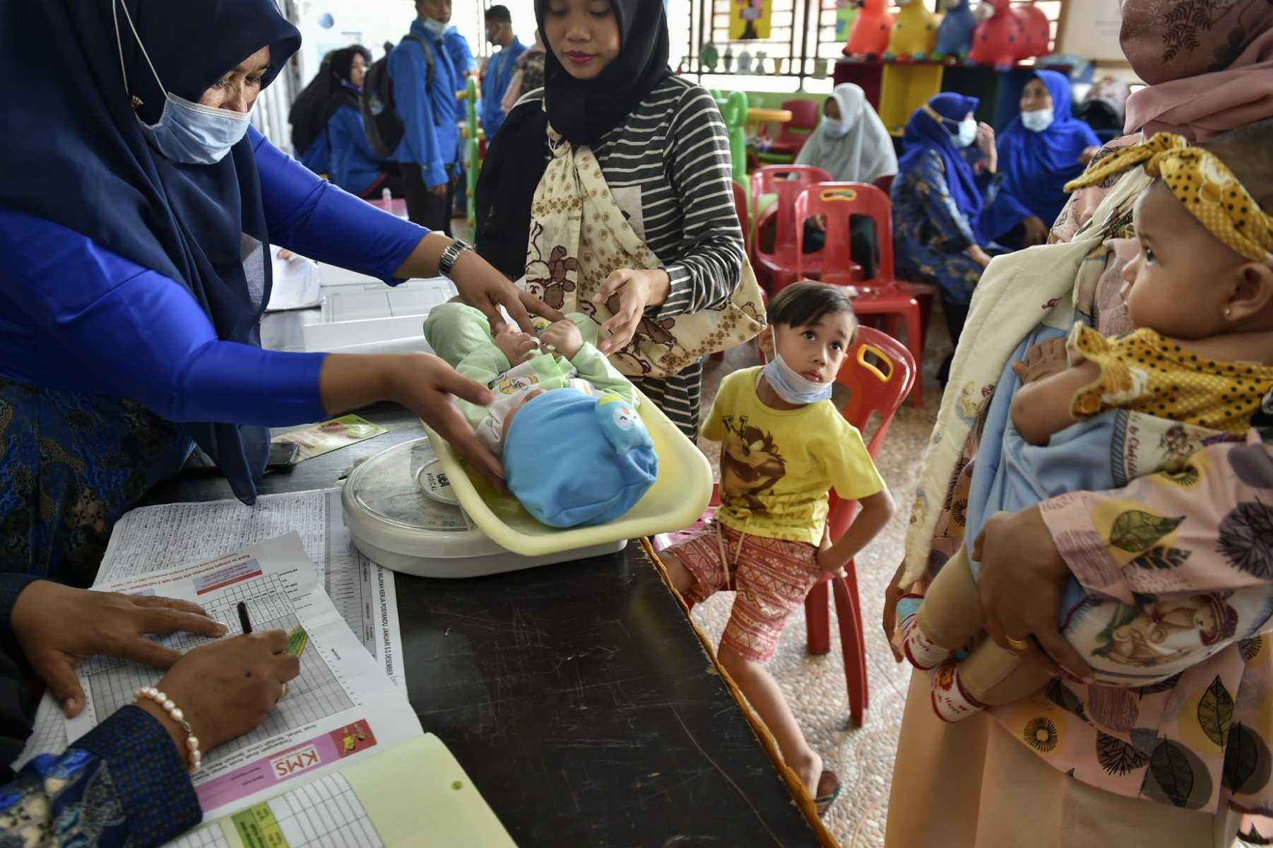 A child's measurements are taken before receiving the measles and polio vaccines at a service post in Banda Aceh on Nov 4, 2020. Photo: AFP