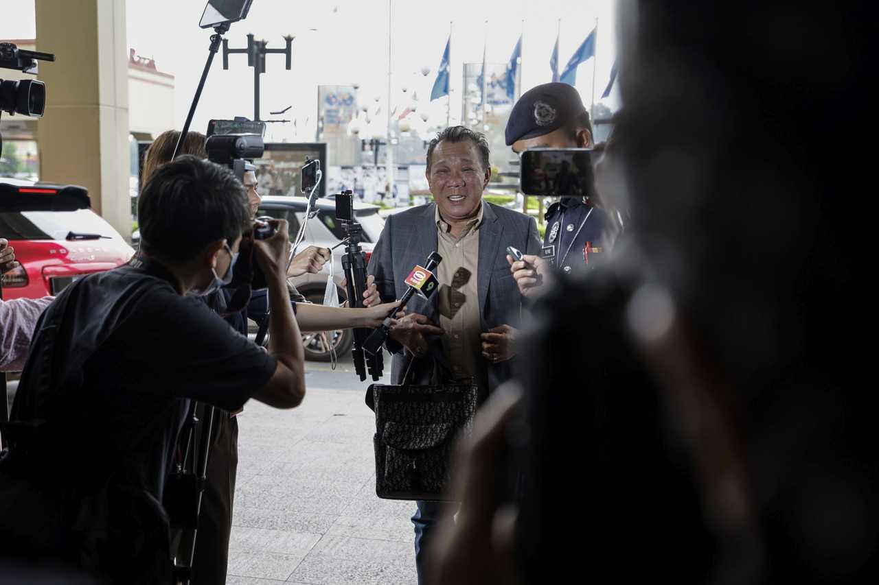 Pengerusi Barisan Nasional Sabah Bung Moktar Radin bercakap kepada pemberita di Pusat Dagangan Dunia di Kuala Lumpur pada 22 November. Gambar: Bernama