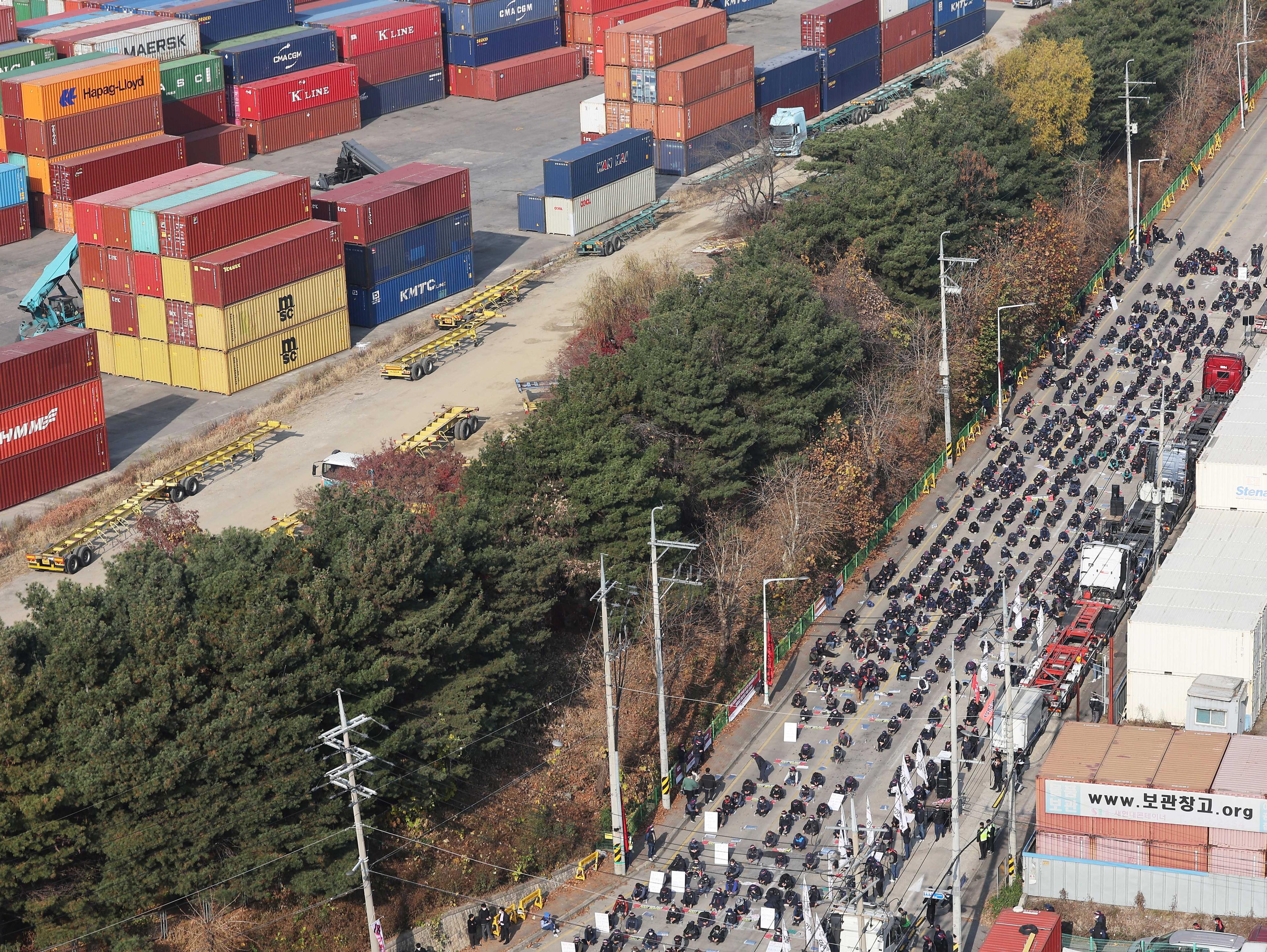 Unionised truckers shout slogans during their rally as they kick off their strike in front of transport hub in Uiwang, south of Seoul, South Korea Nov 24. Photo: Reuters