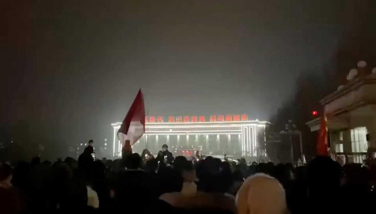 Protesters gather against Covid-19 outbreak measures in Urumqi city, Xinjiang, China in this screengrab obtained from a video released Nov 25. Photo: Reuters