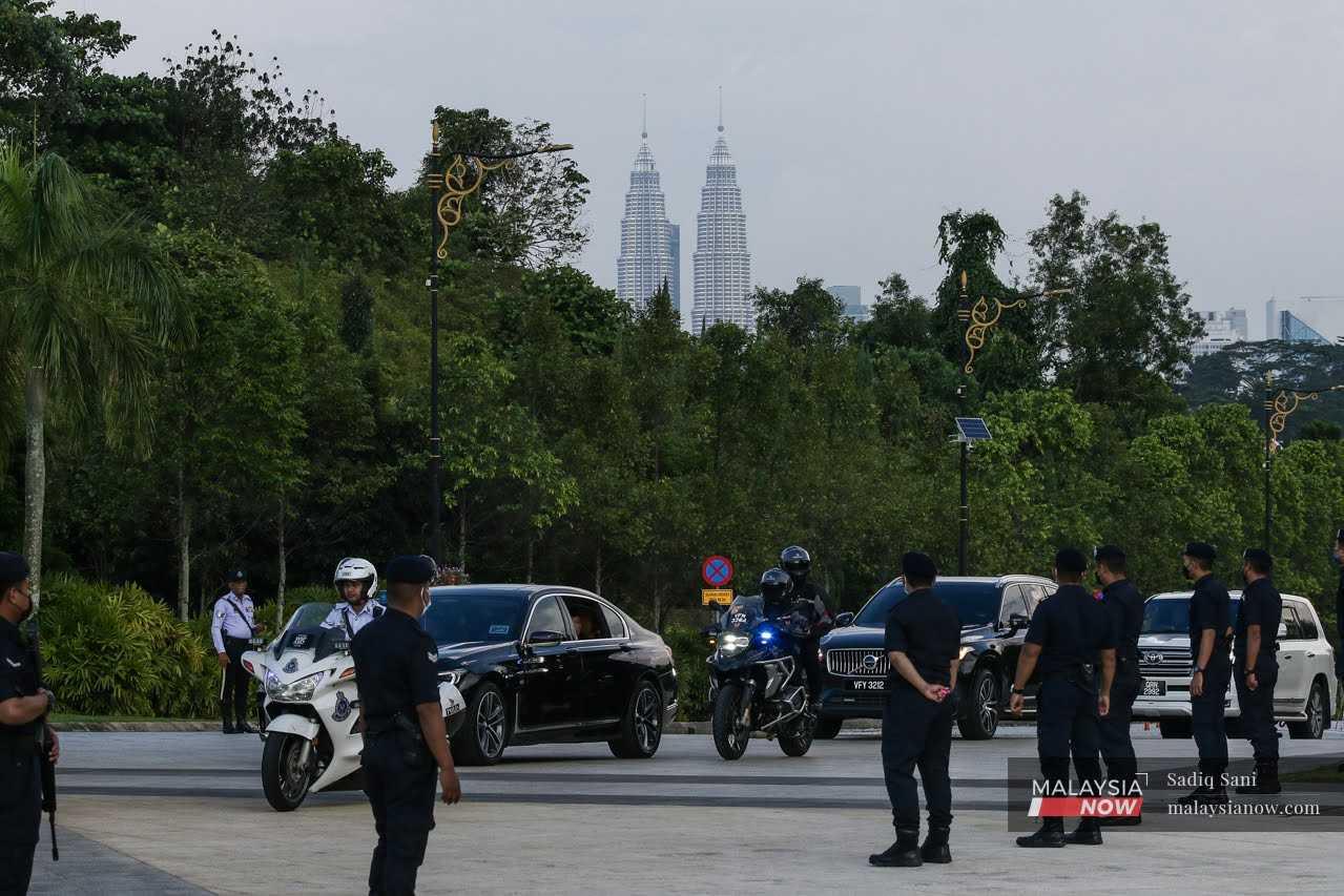 Kereta Pengerusi Pakatan Harapan Anwar Ibrahim masuk ke Istana Negara bagi mengadap Yang di-Pertuan Agong untuk mengangkat sumpah sebagai perdana menteri selepas lima hari kemelut politik selepas PRU15.