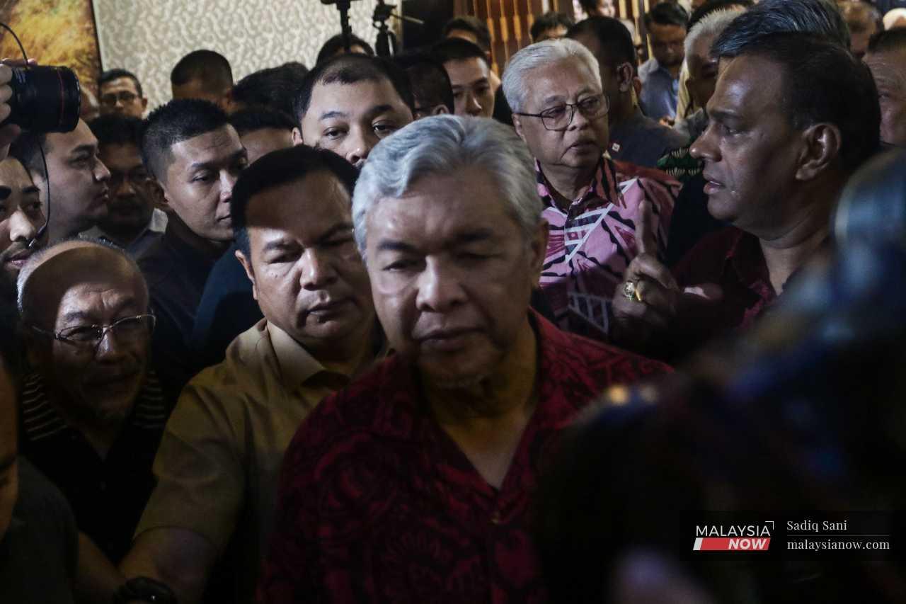 Pengerusi Barisan Nasional Ahmad Zahid Hamidi dan Naib Presiden Umno Ismail Sabri Yaakob meninggalkan Hotel Seri Pacific di Kuala Lumpur selepas pertemuan dengan pemimpin Pakatan Harapan bagi membincangkan pembentukan kerajaan untuk merungkai kebuntuan politik pada 20 November.