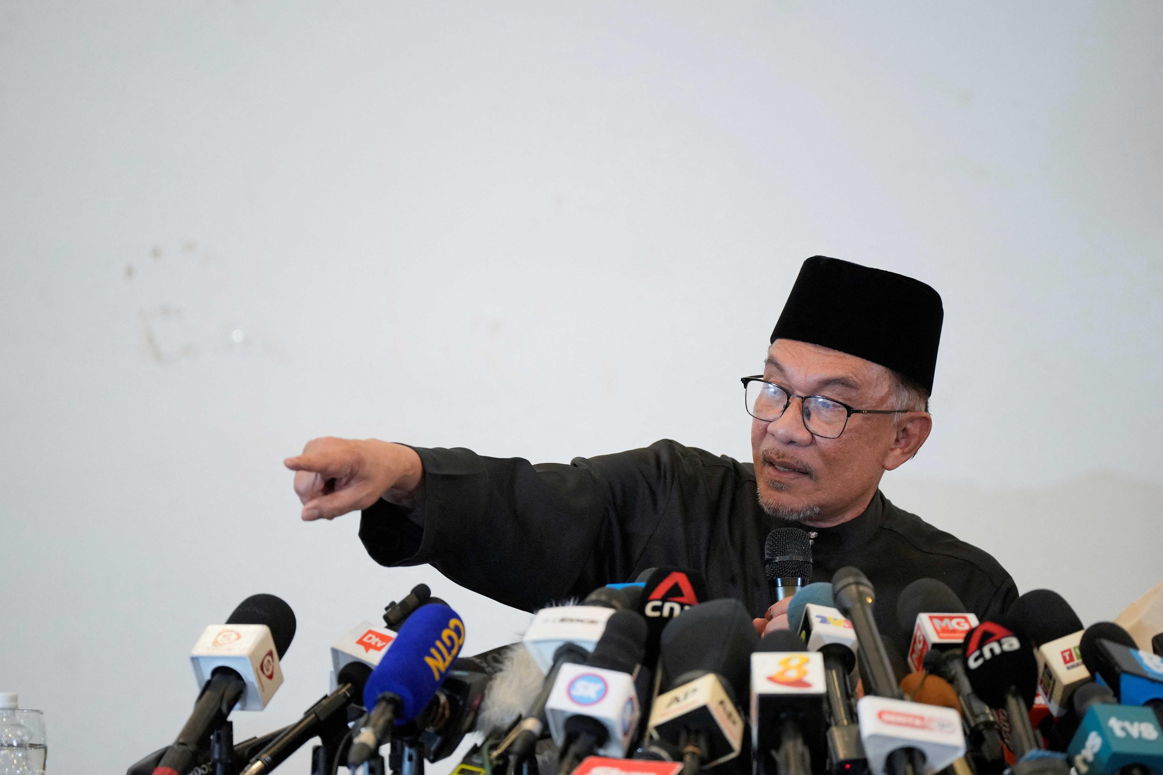 Anwar Ibrahim bercakap pada sidang media pertama sebagai perdana menteri pada 24 November. Gambar: Reuters